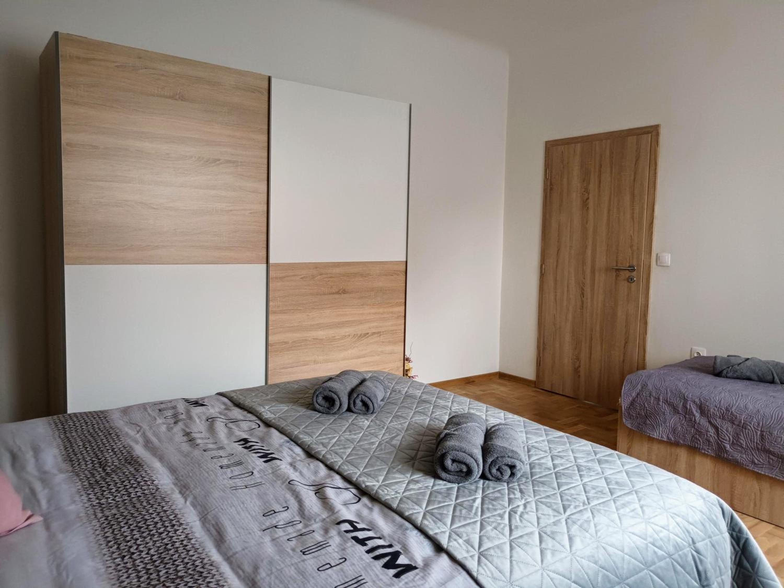 DUBOVAC CASTLE apartment - private parking - NETFLIX - garden - barbecue - table tennis - bikers friendly view 2