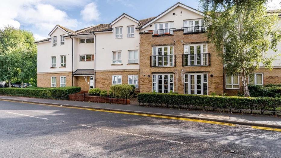 Bishops Stortford Vacations - Free Gated Parking - Bishops Stortford - Two Bed Apartment - Perfect location for Stansted Airport - 5 minutes walk to train station - 10 minutes walk to town centre - Property Image 4