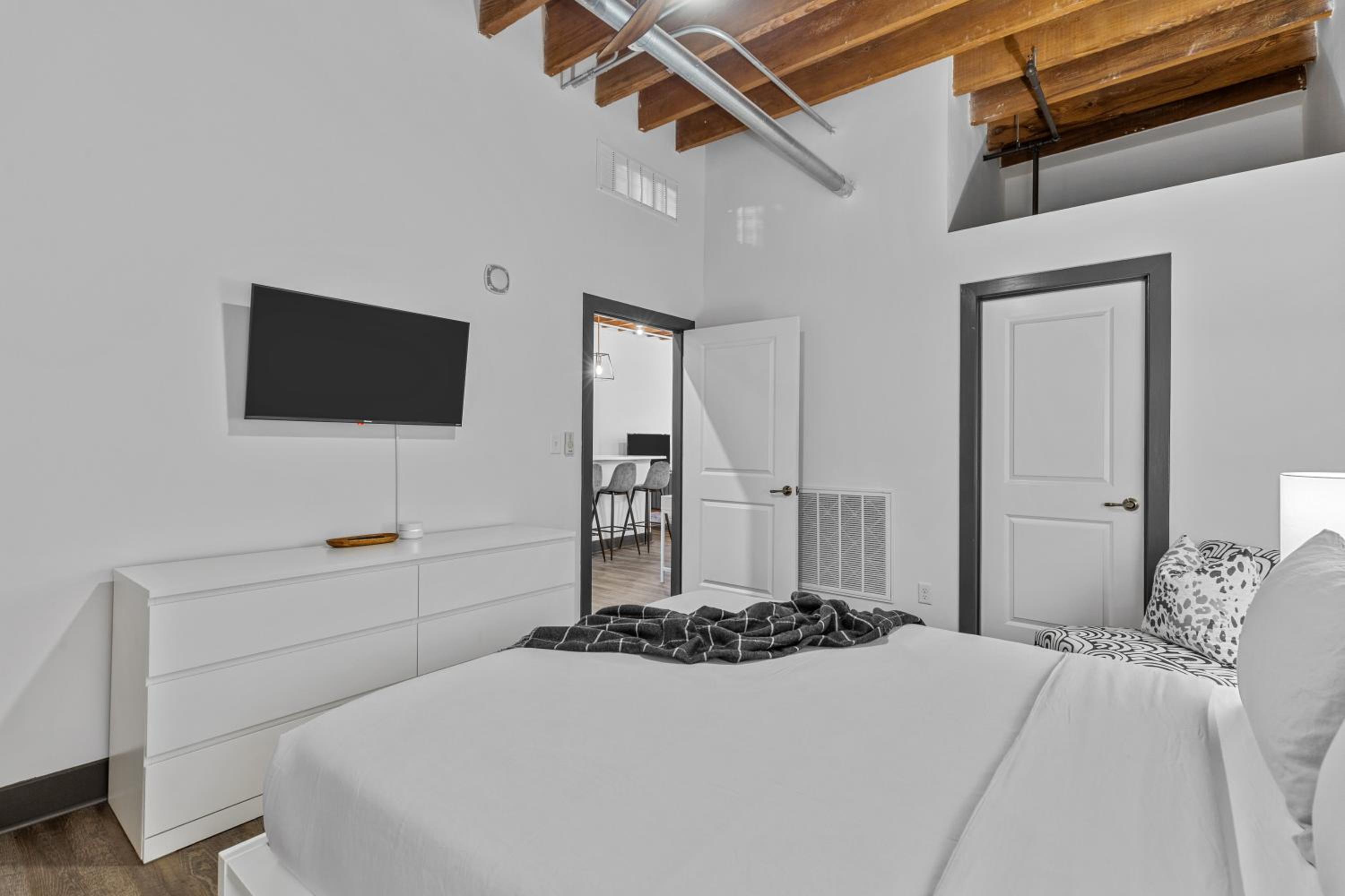 2BR Loft-Parking-Gym-Roof Deck-4K - Property Image 16