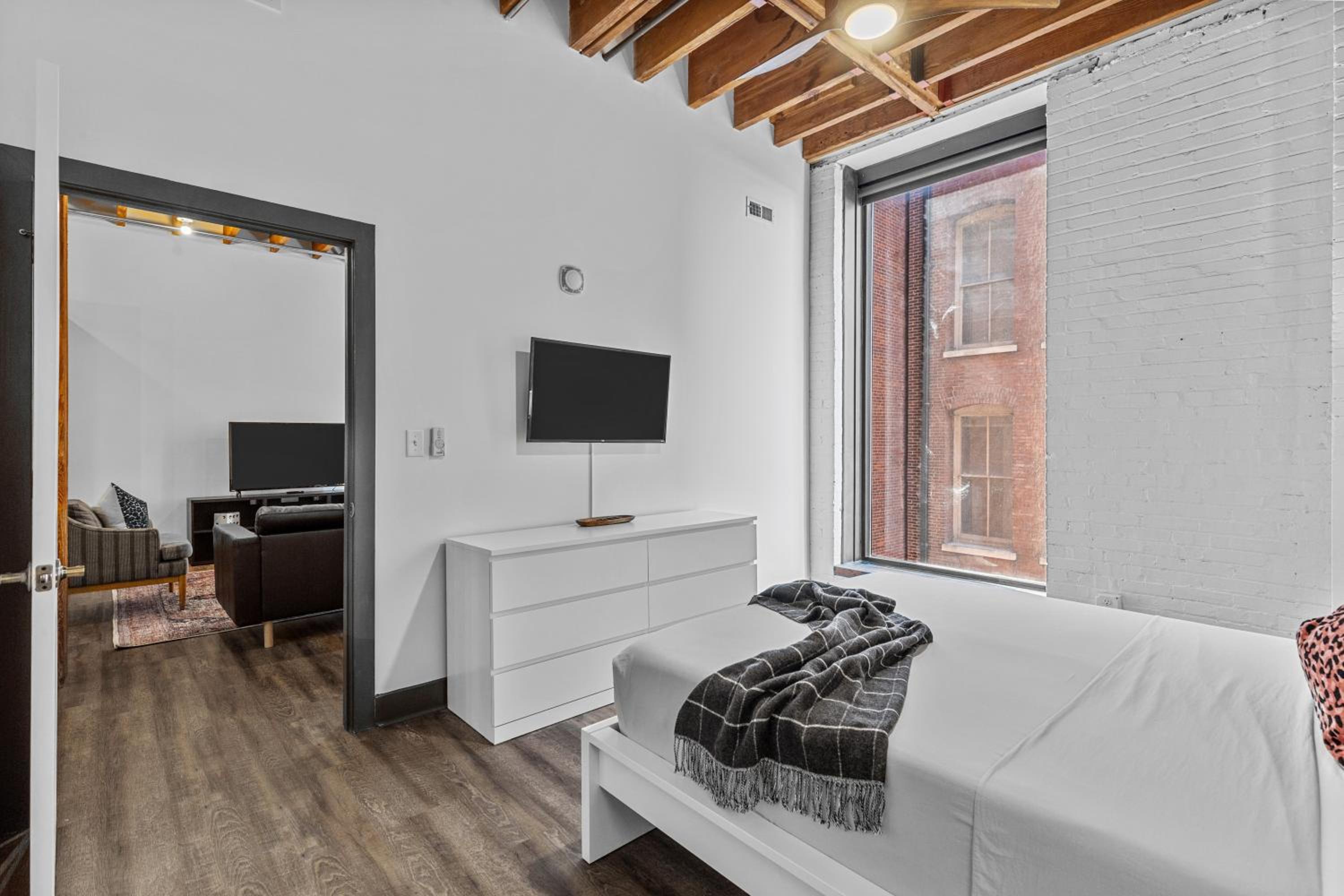 2BR Loft-Parking-Gym-Roof Deck-4K - Property Image 14