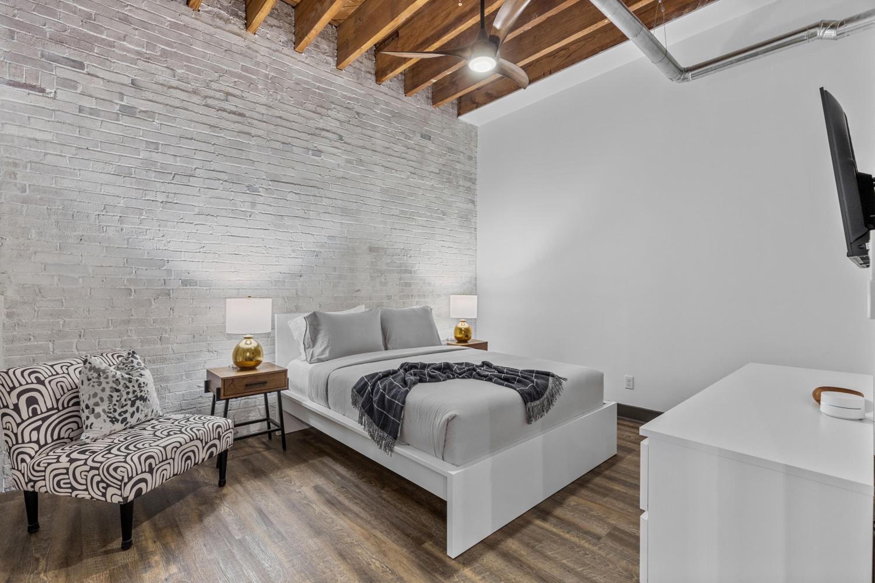 2BR Loft-Parking-Gym-Roof Deck-4K - Property Image 17