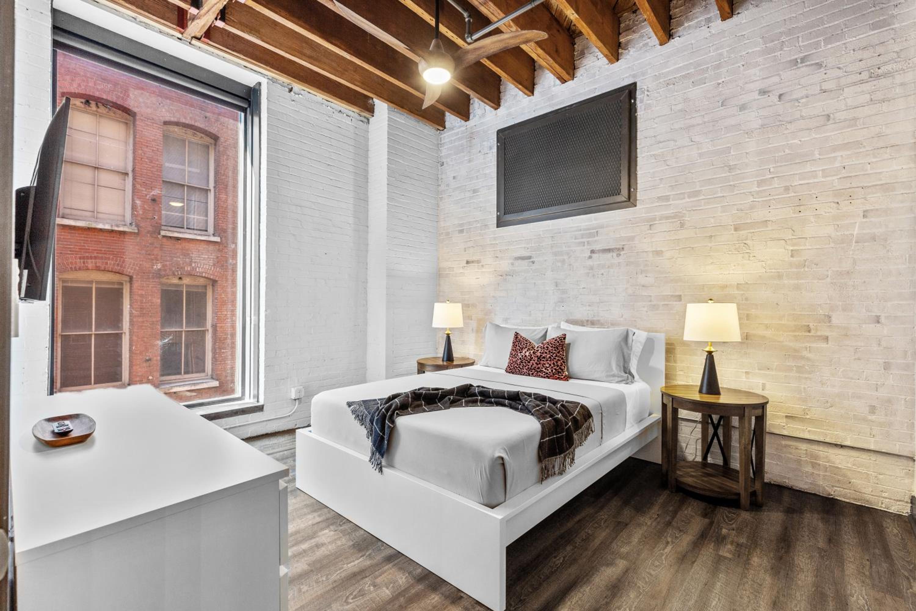 2BR Loft-Parking-Gym-Roof Deck-4K - Property Image 13