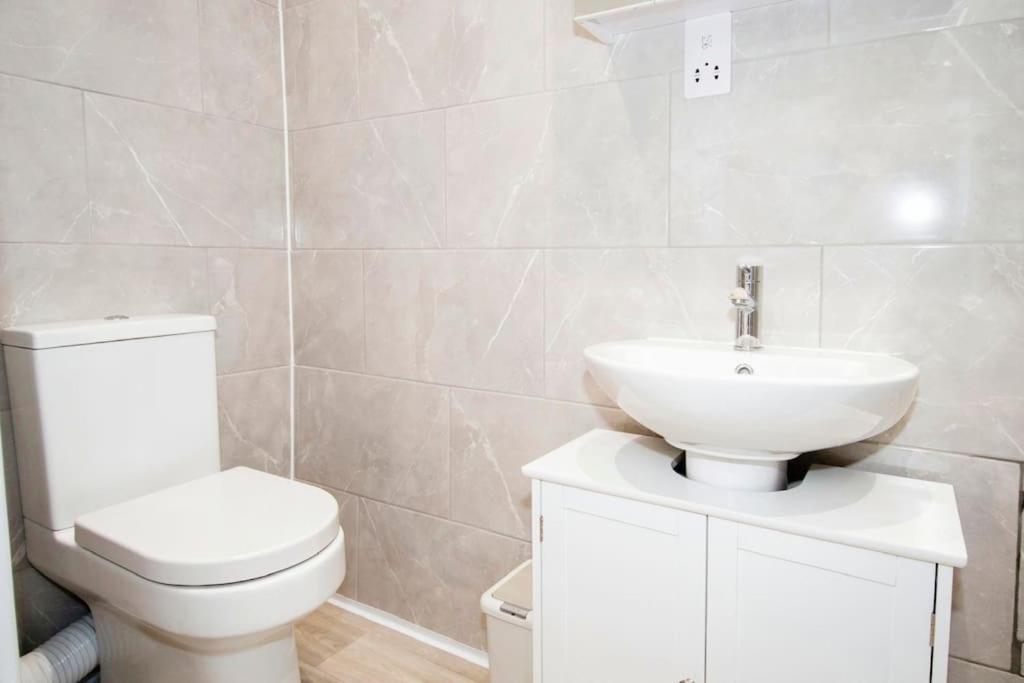 Open plan 1 bed flat for professional all bills included view 4