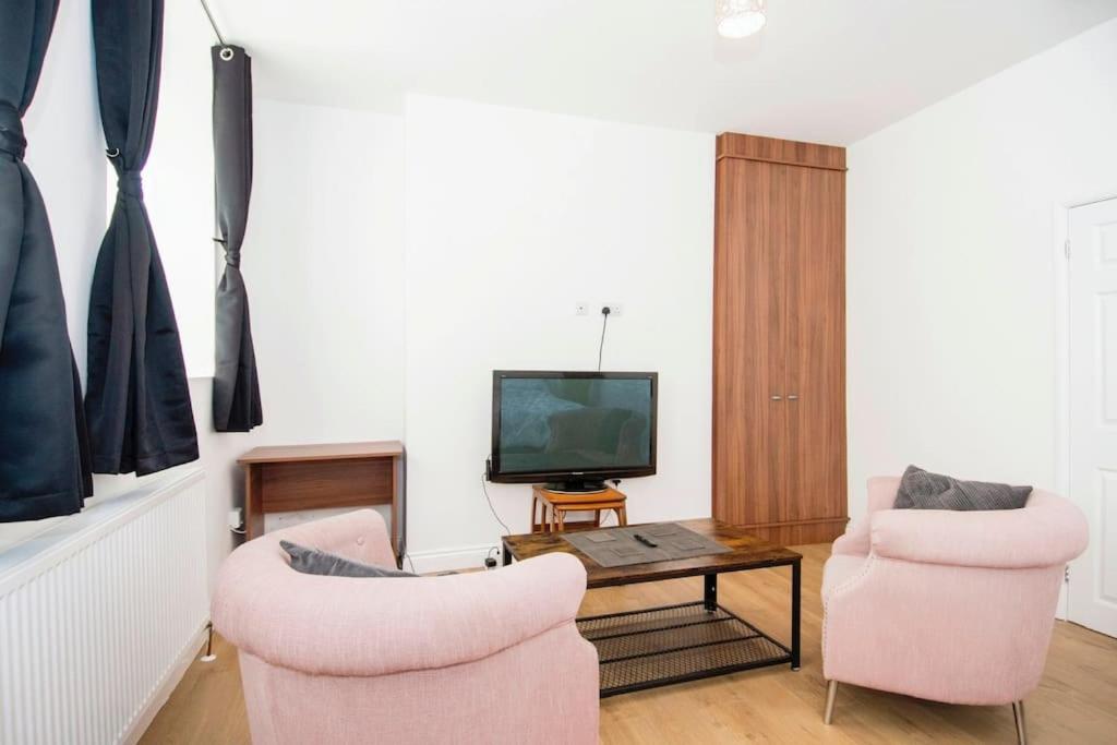 Open plan 1 bed flat for professional all bills included view 5