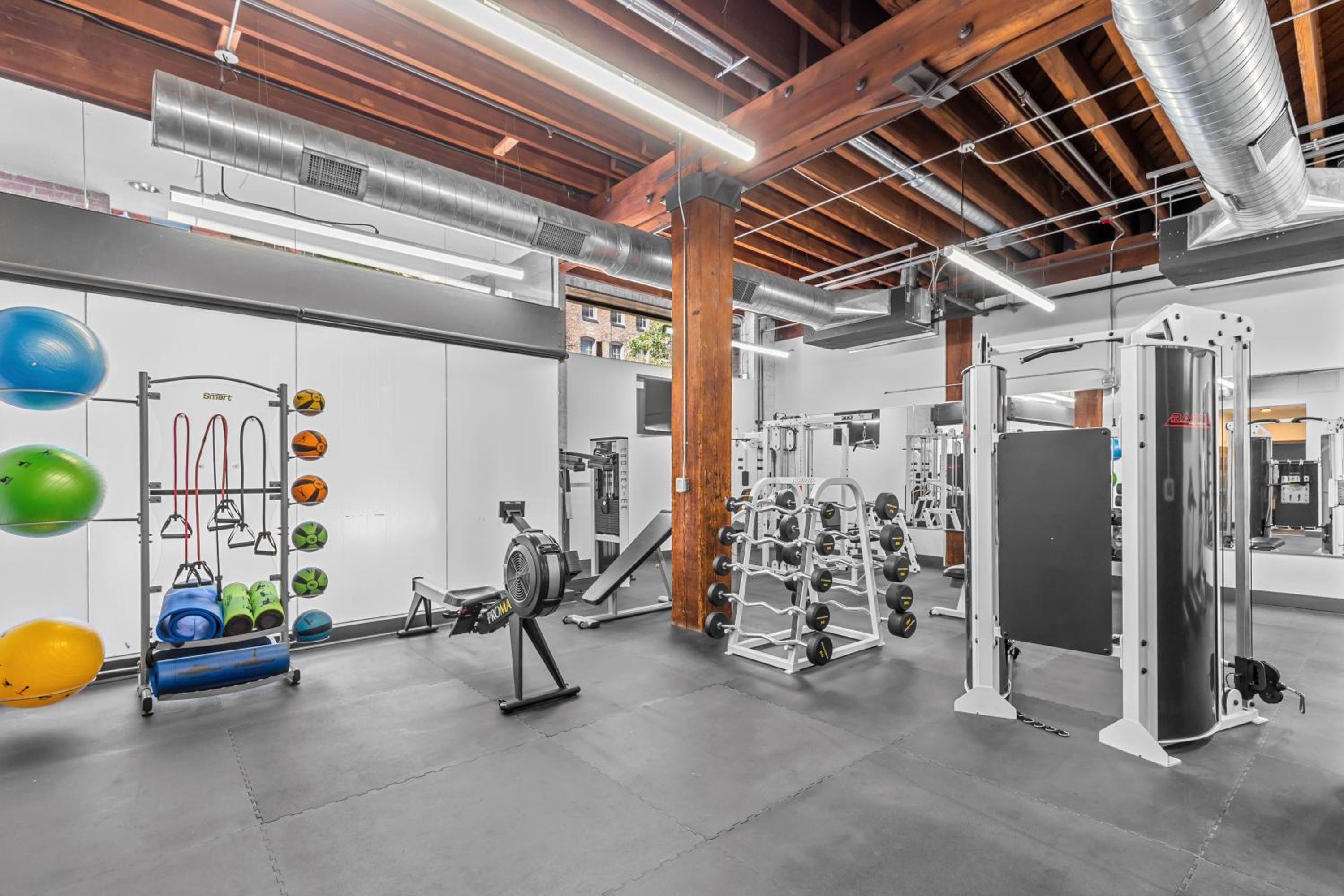 2BR Loft-Parking-Gym-Roof Deck-4K - Property Image 7