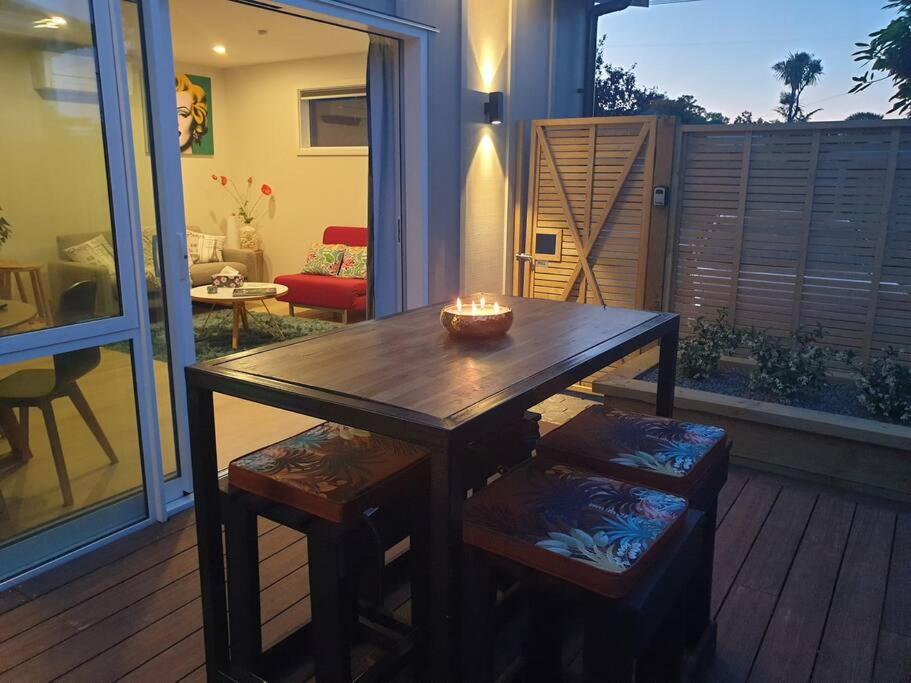 Classy Modern Unit close to Airport, Shops and Bus view 2