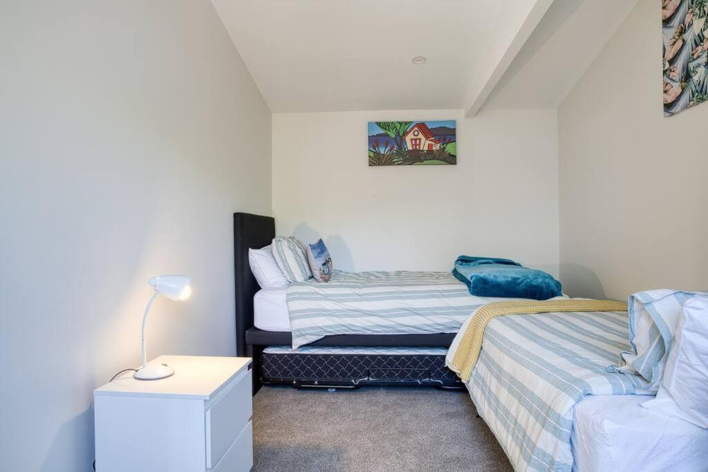 Classy Modern Unit close to Airport, Shops and Bus view 3