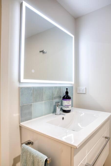 Classy Modern Unit close to Airport, Shops and Bus view 4