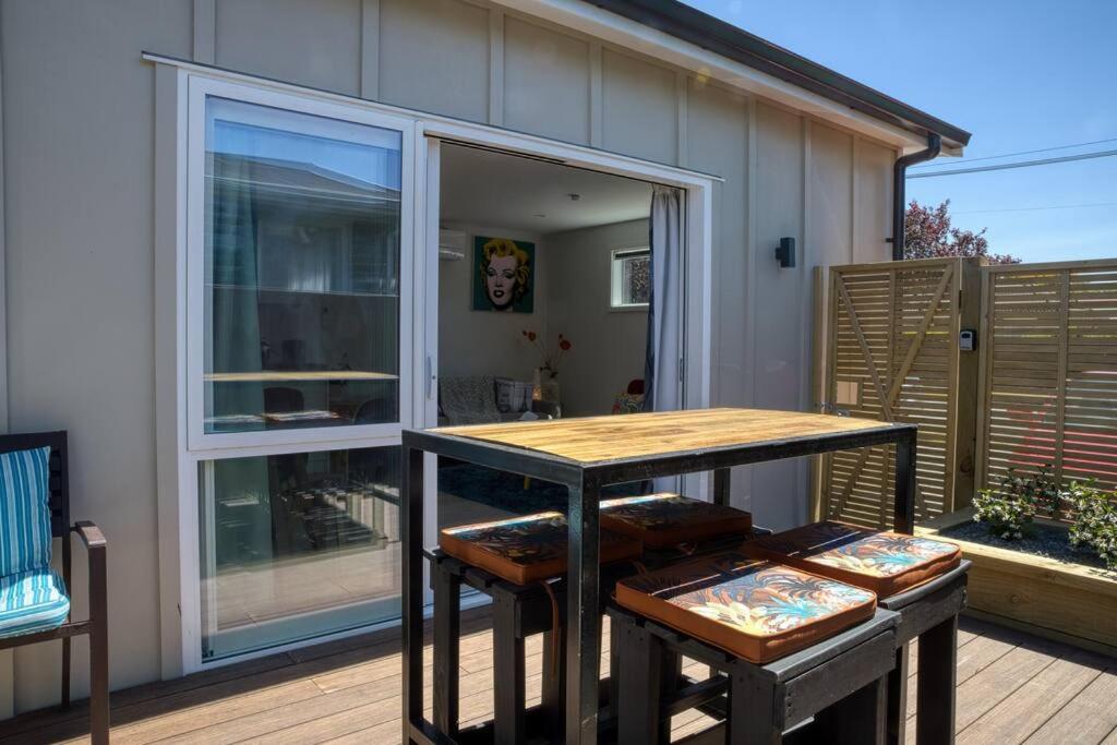 Classy Modern Unit close to Airport, Shops and Bus view 5