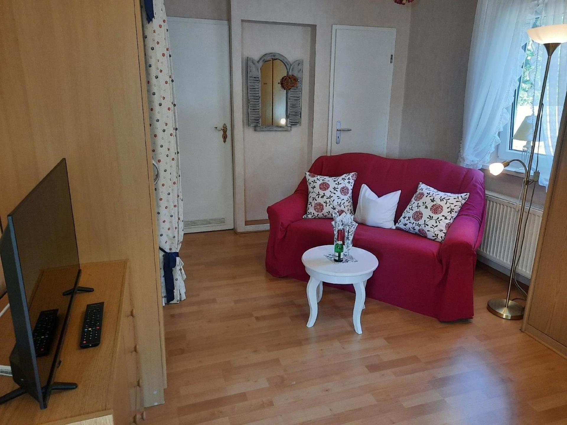 Kleines Appartement mit gepflegtem Garten