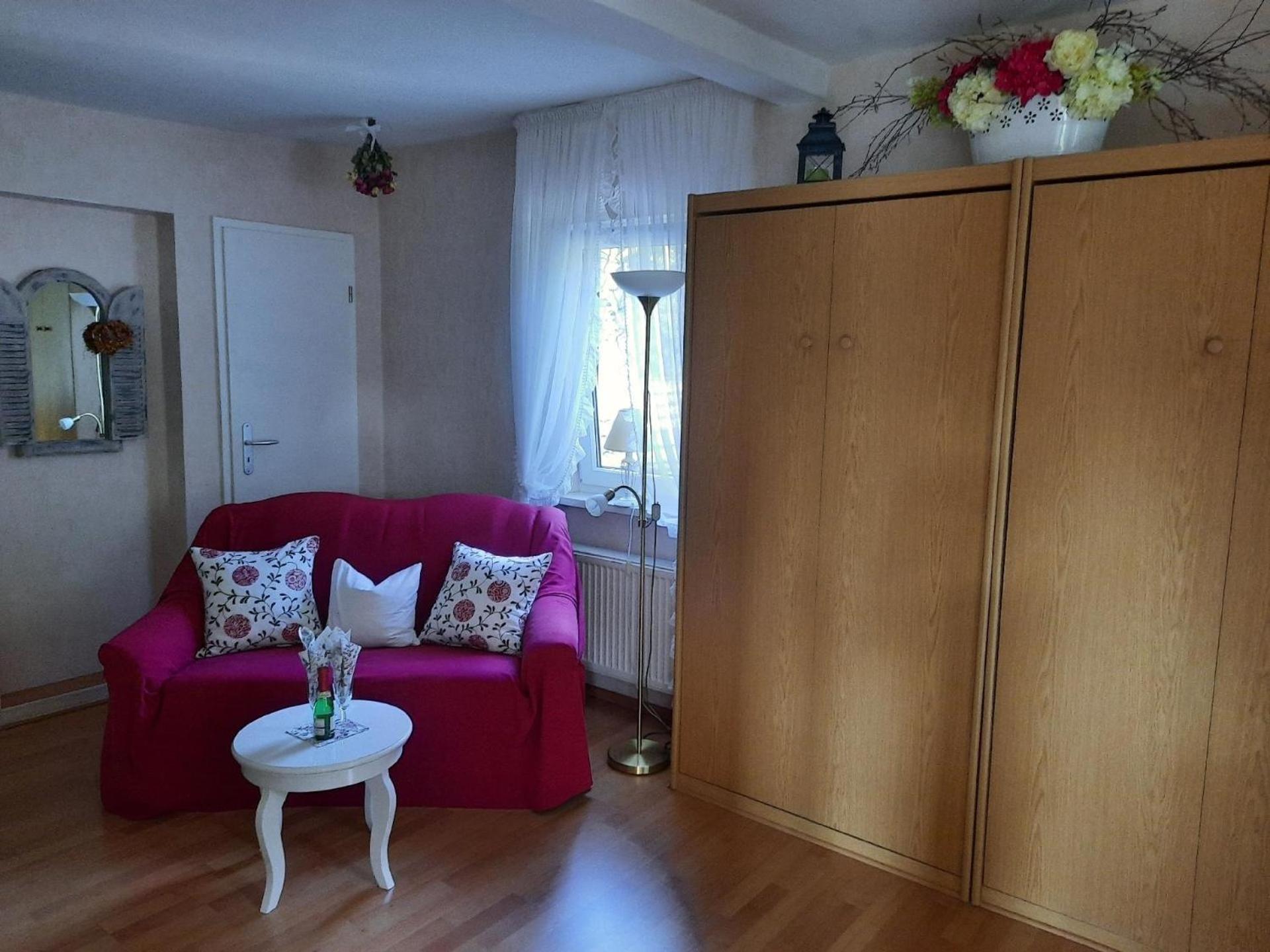 Kleines Appartement mit gepflegtem Garten