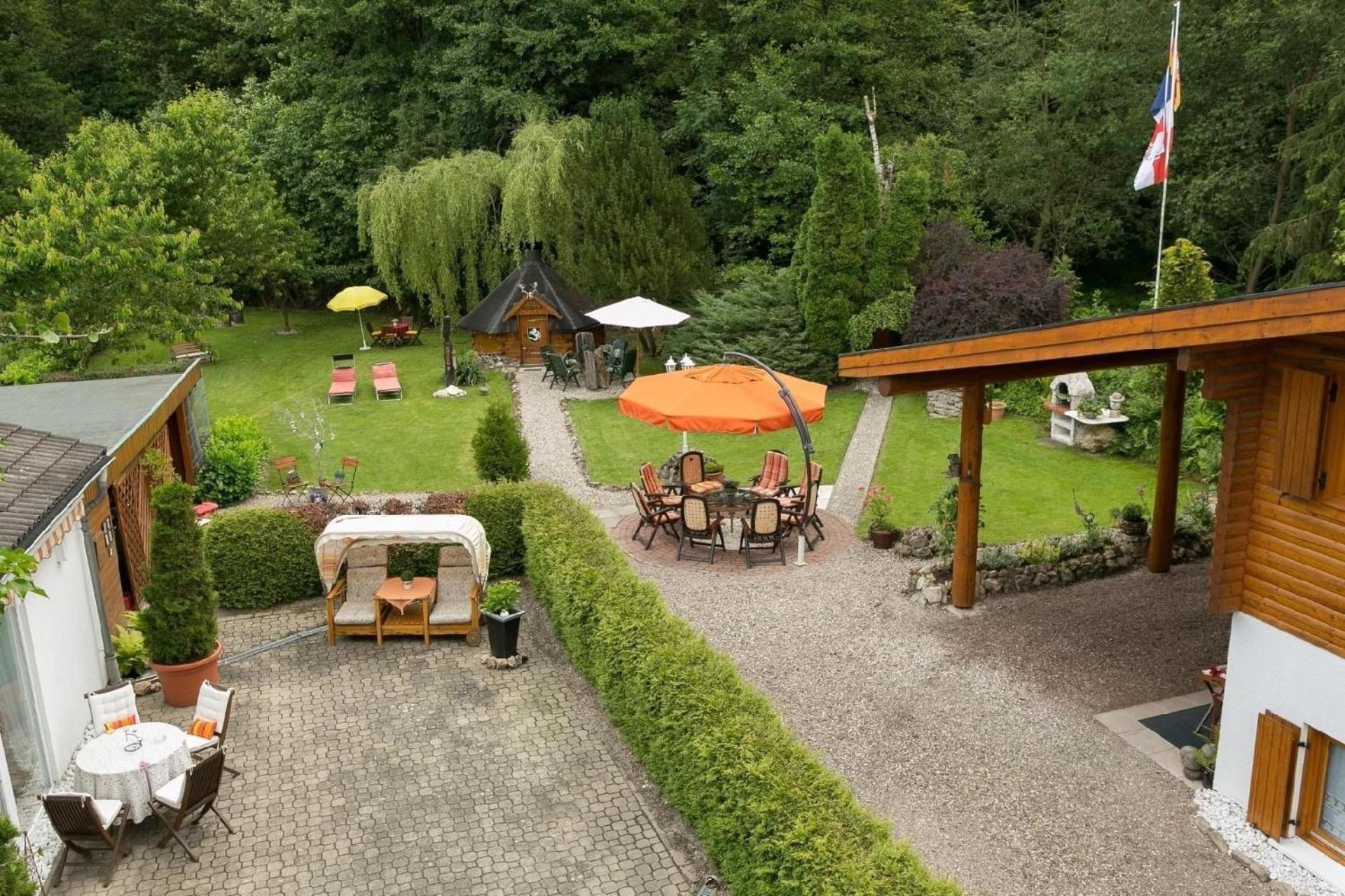 Kleines Appartement mit gepflegtem Garten