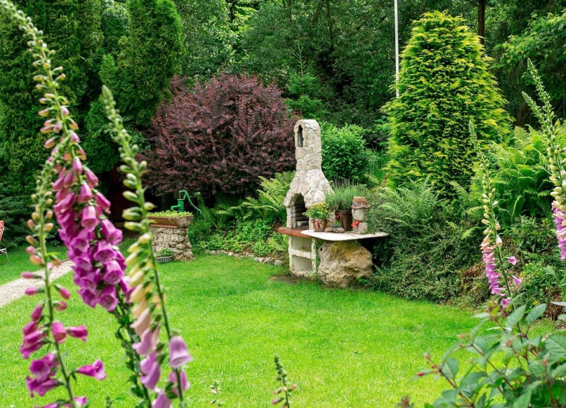 Kleines Appartement mit gepflegtem Garten