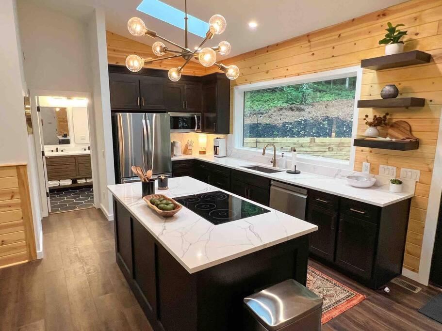 Modern Mountain Getaway with Hot Tub, Fire Pit view 4