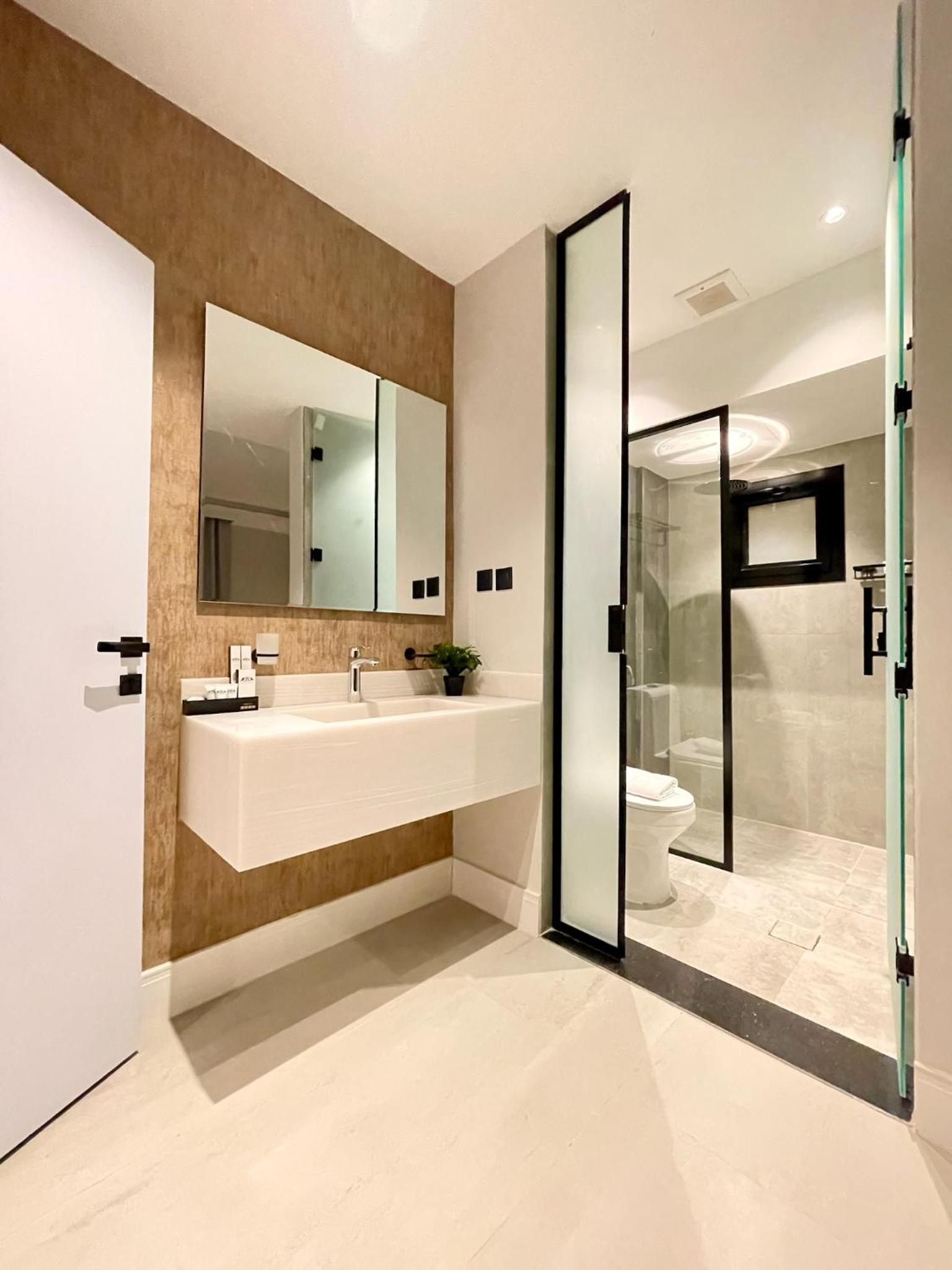 C Living - Executive - AQIQ