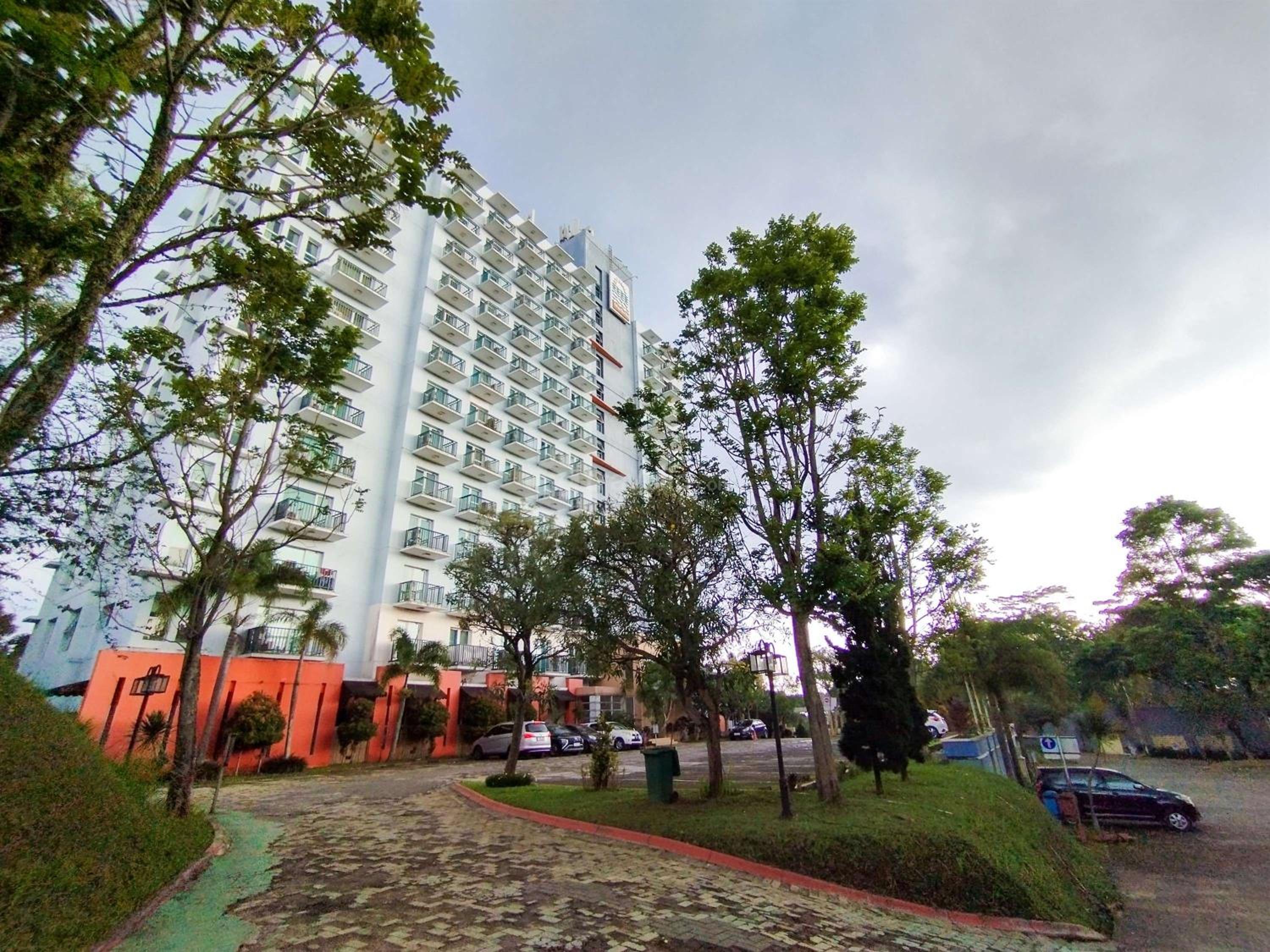 1BR No Kitchen at Marbella Suites Dago Pakar Bandung Apartment By Travelio view 3