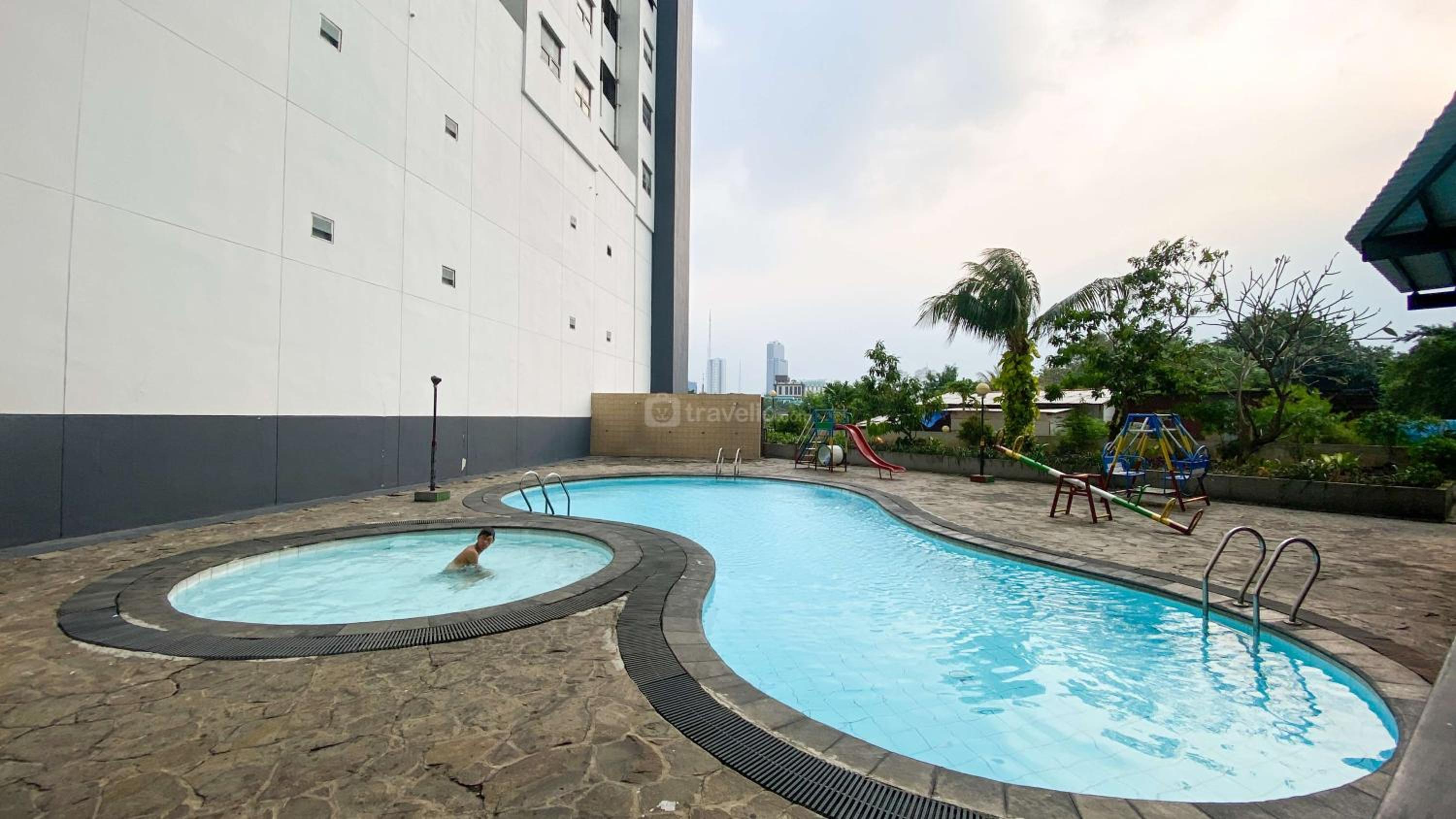 Good Place 1BR Menara Kebon Jeruk Apartment By Travelio view 5