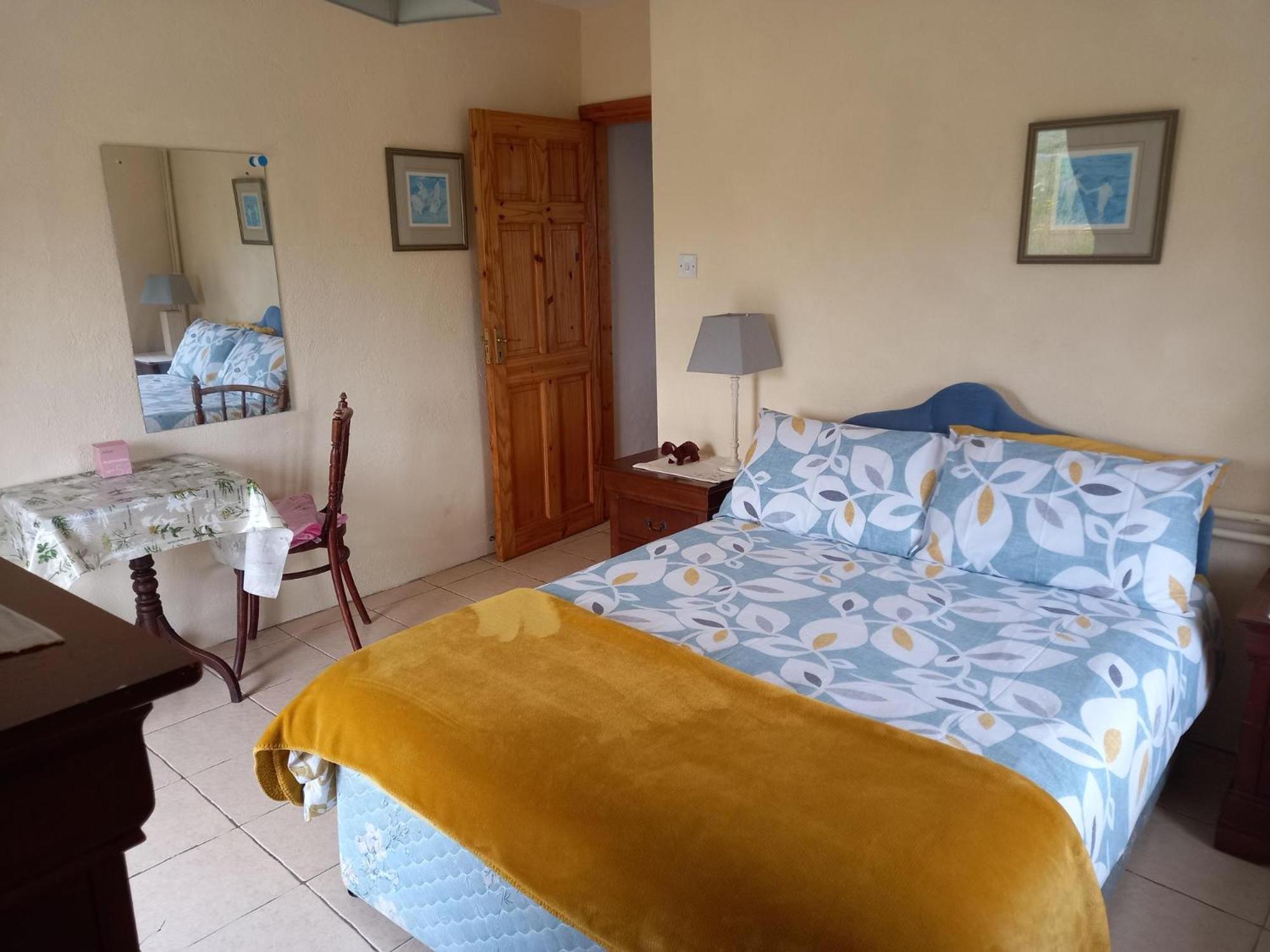 6 Bed Villa - Sleeps 12 - Pets - Garden - Parking view 5