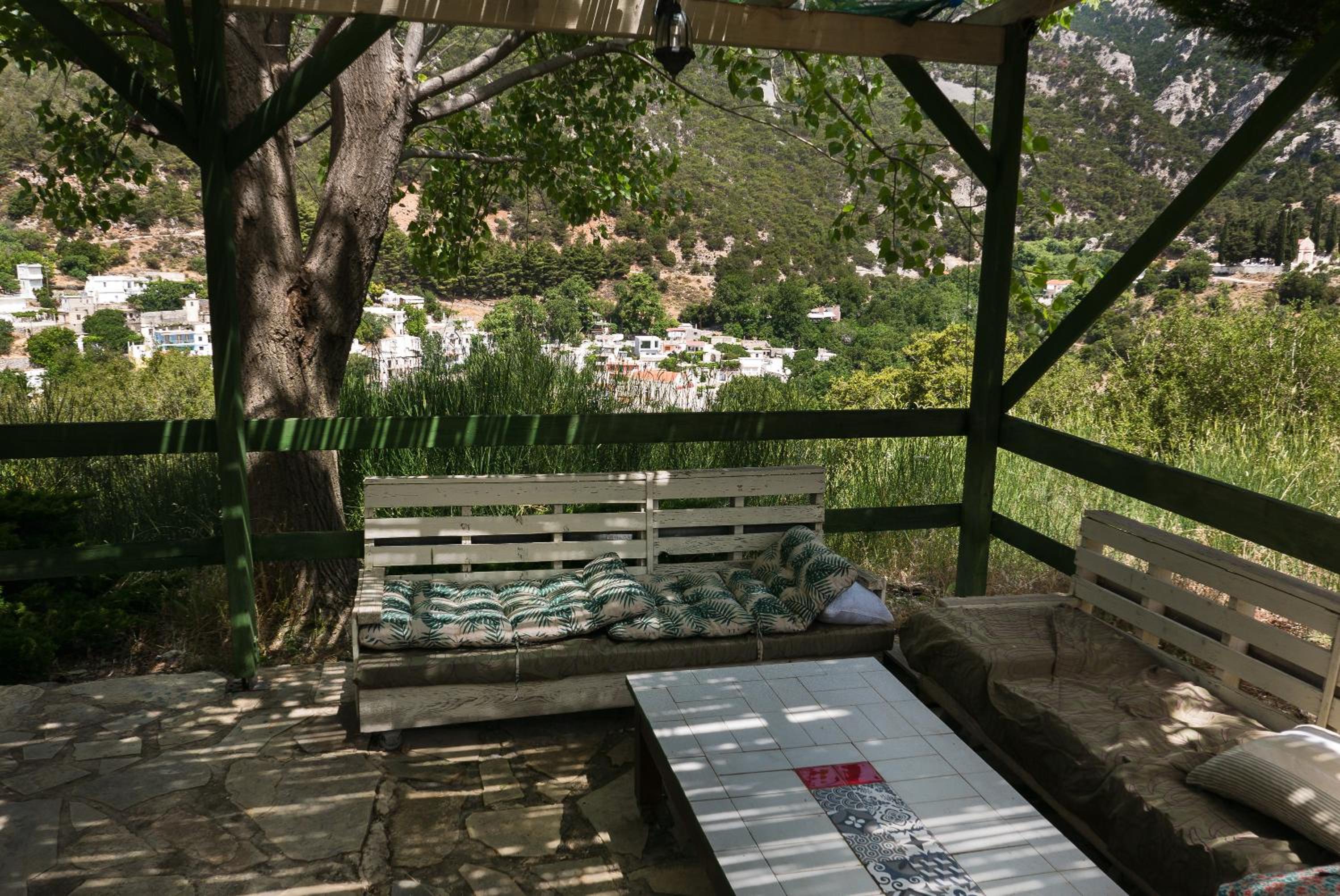 Akros Oreon, Omalos Studio