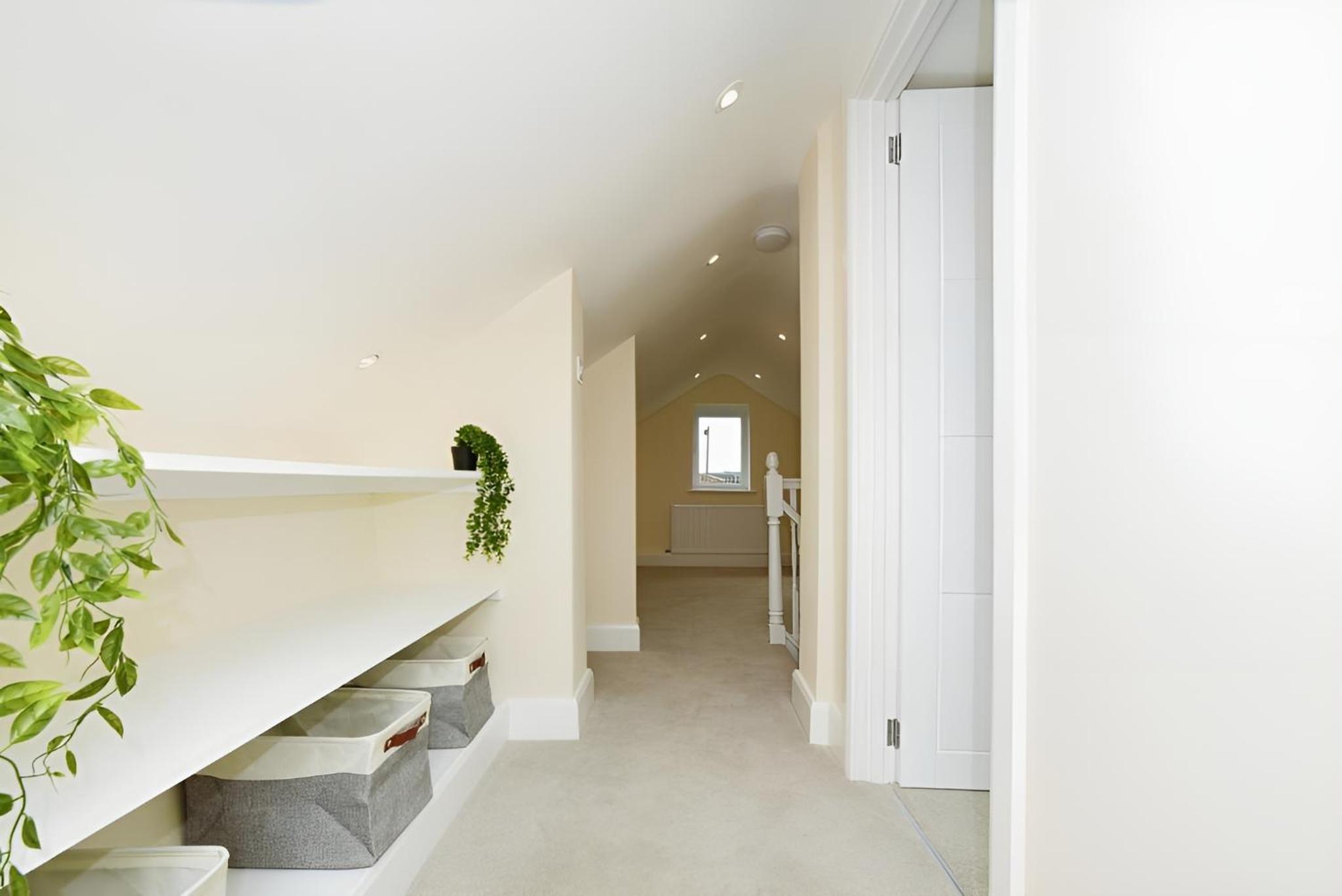 BEAUTIFUL 5 BEDROOM BUNGALOW, SLEEPS 7, in CALNE view 3