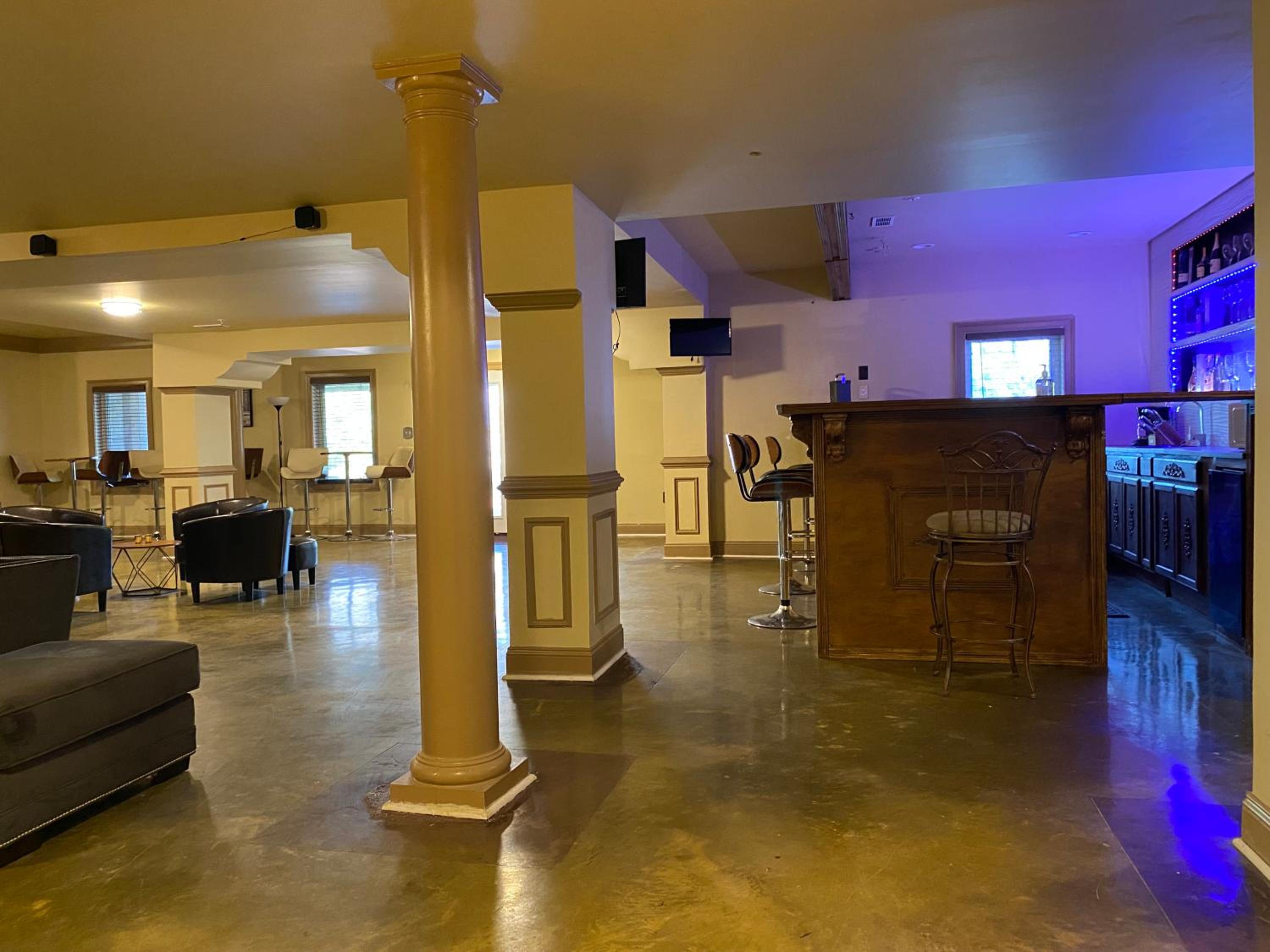Luxury BnB Guest suite with movie theater, Lounge and Gameroom