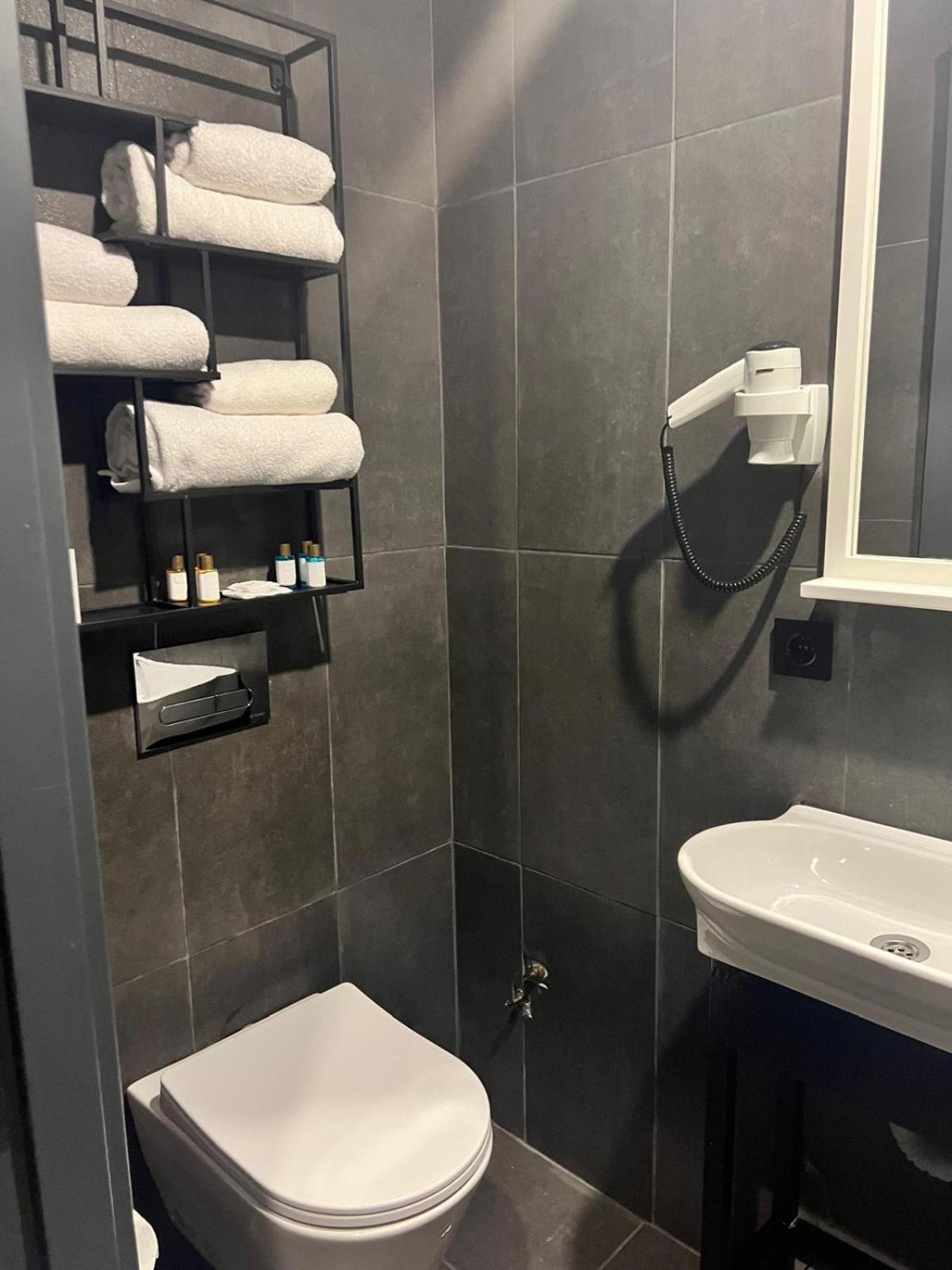 Wolf Of The City Otel - Image 41