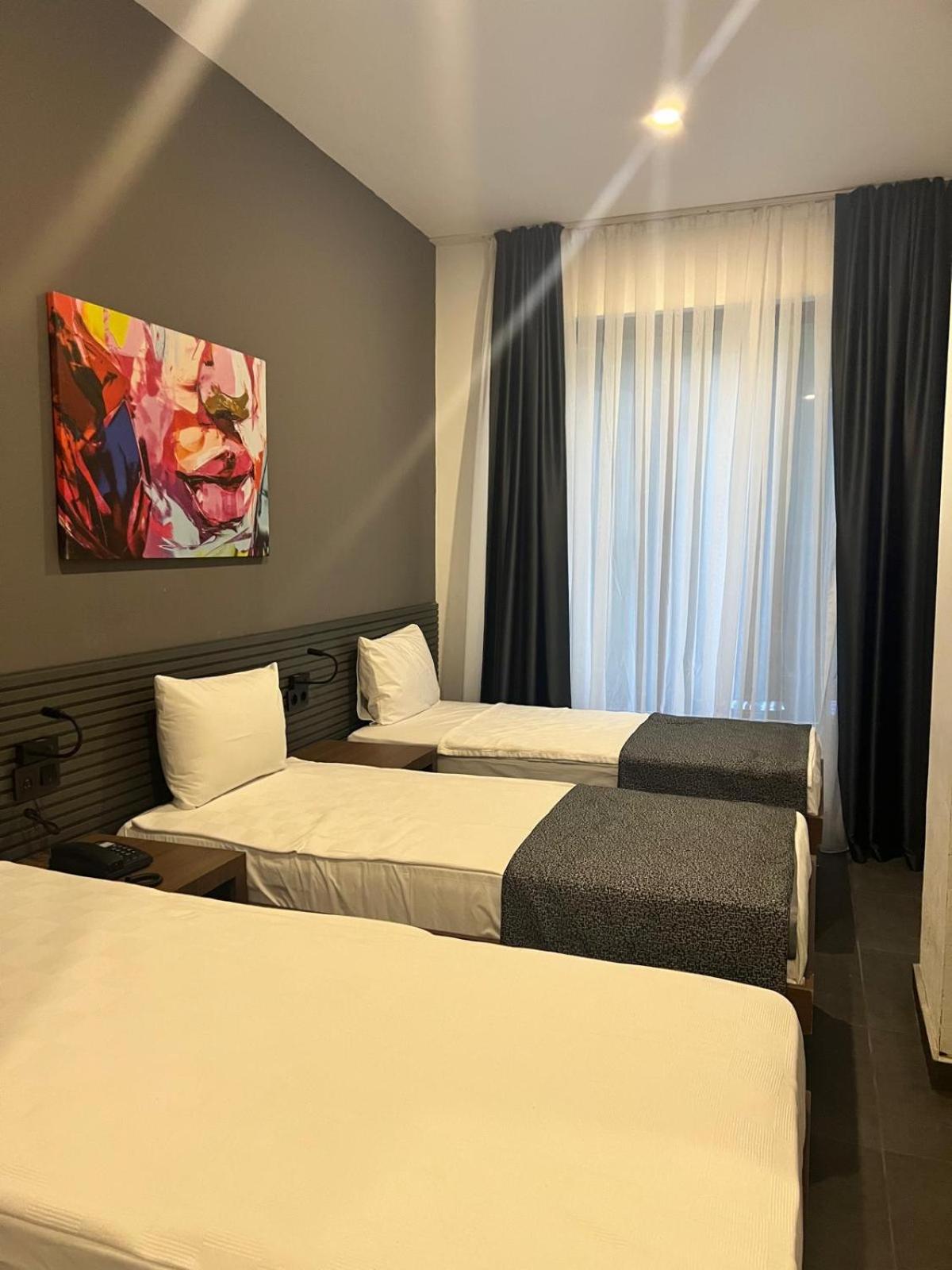 Wolf Of The City Otel - Image 85