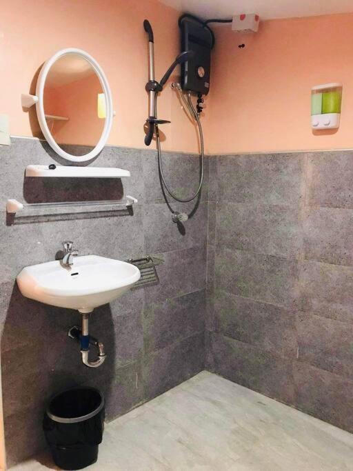 Fully furnished 3 Bedrooms 2 storey House!! view 4