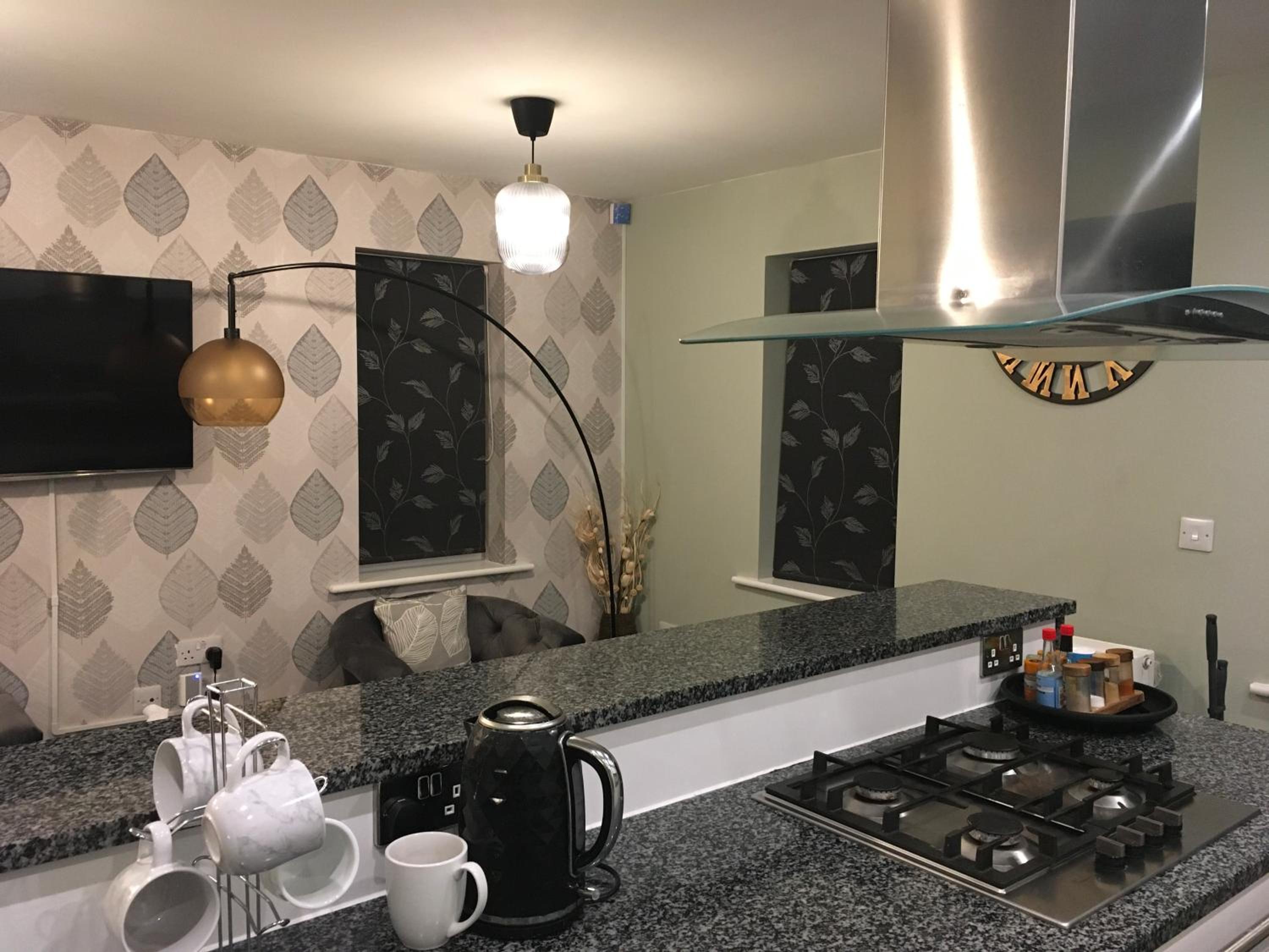 Spacious King Size Room Detached House Free Wifi Free Parking view 4