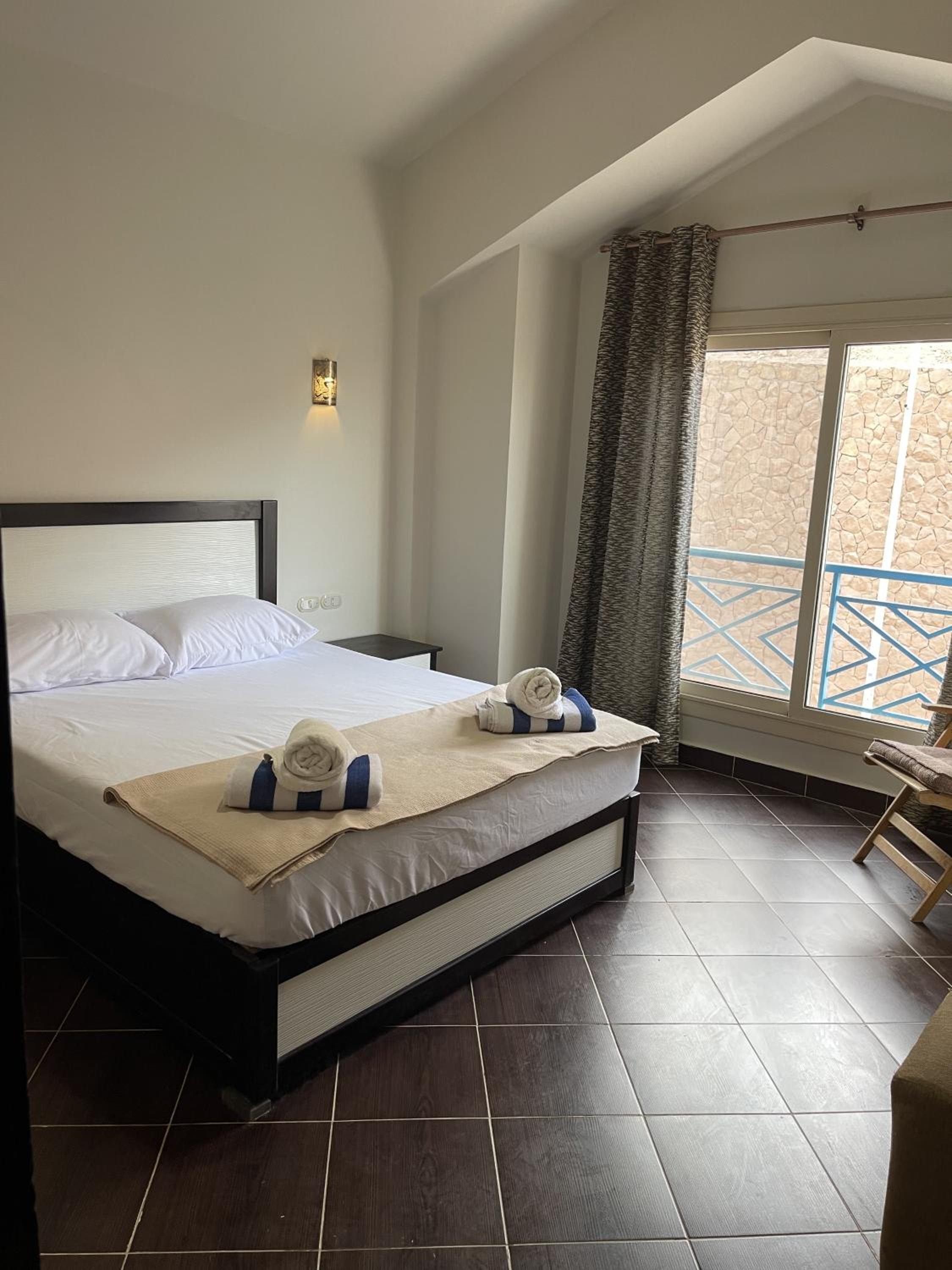 Magnificent 5-bedrooms with Rooftop & Pool Access - No mixed Egyptian groups
