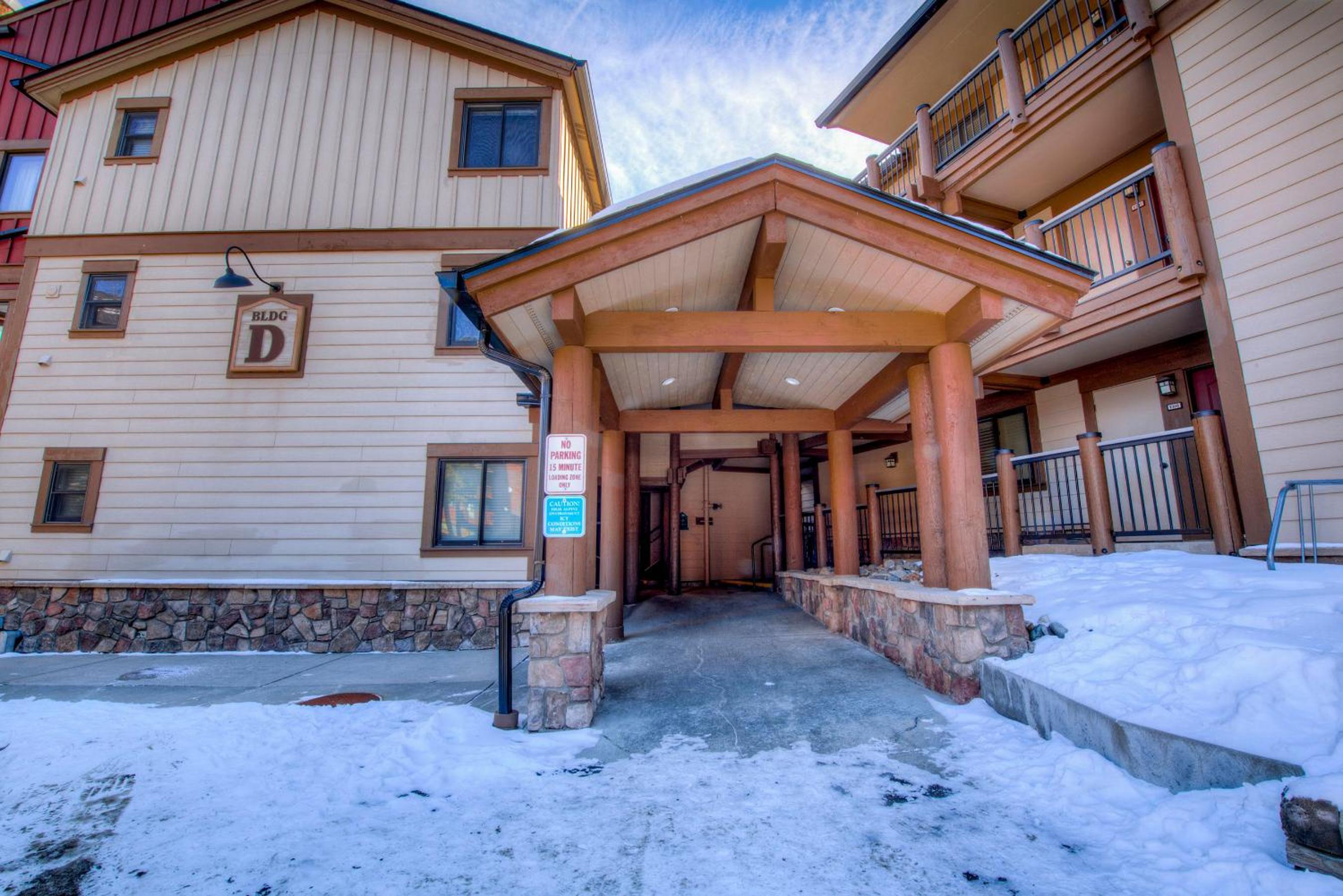 Hotel Top Floor 2 Bedroom Ski-In & Walk to Main St - Image 1