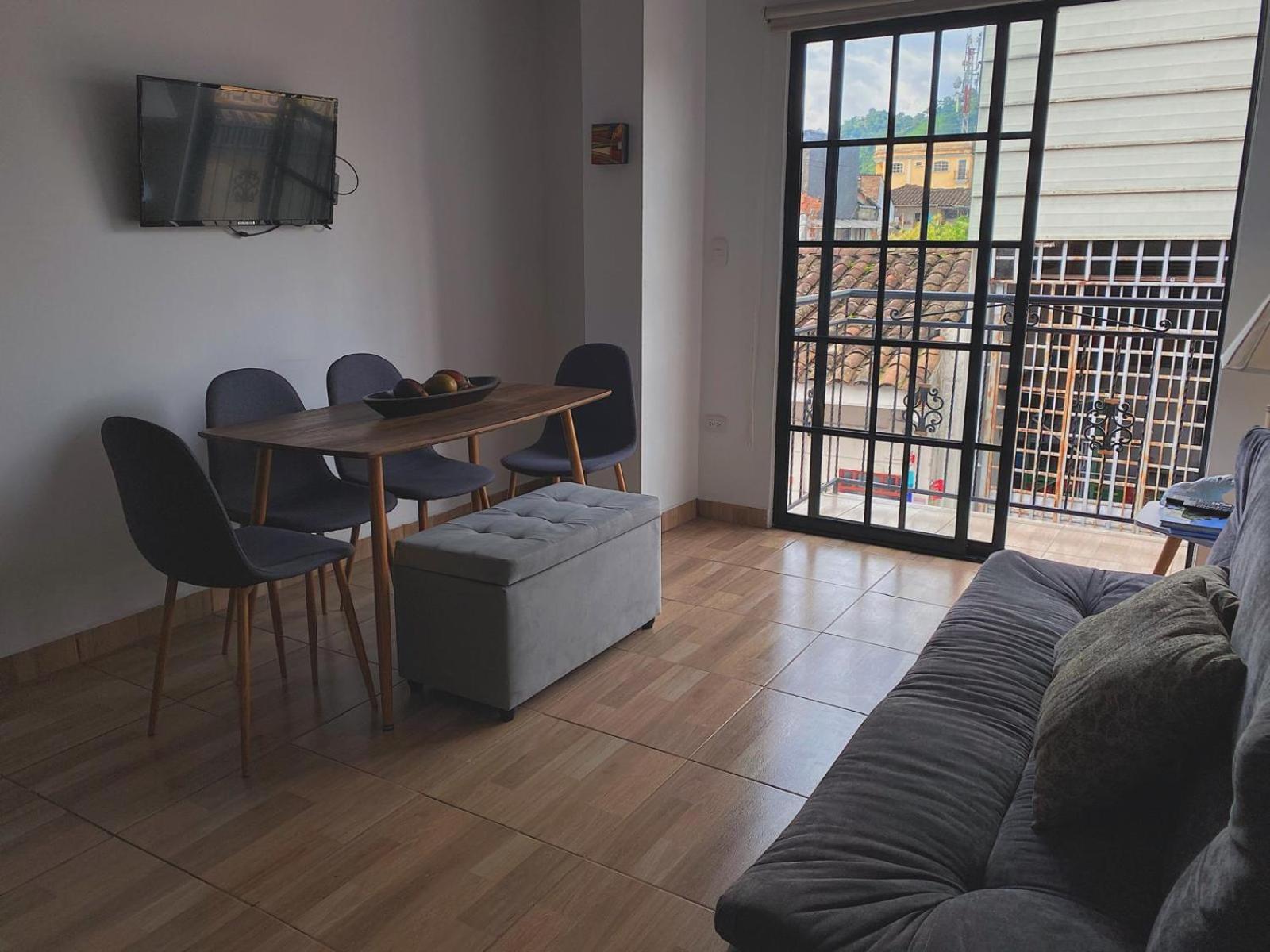 Cozy flat one street from downtown