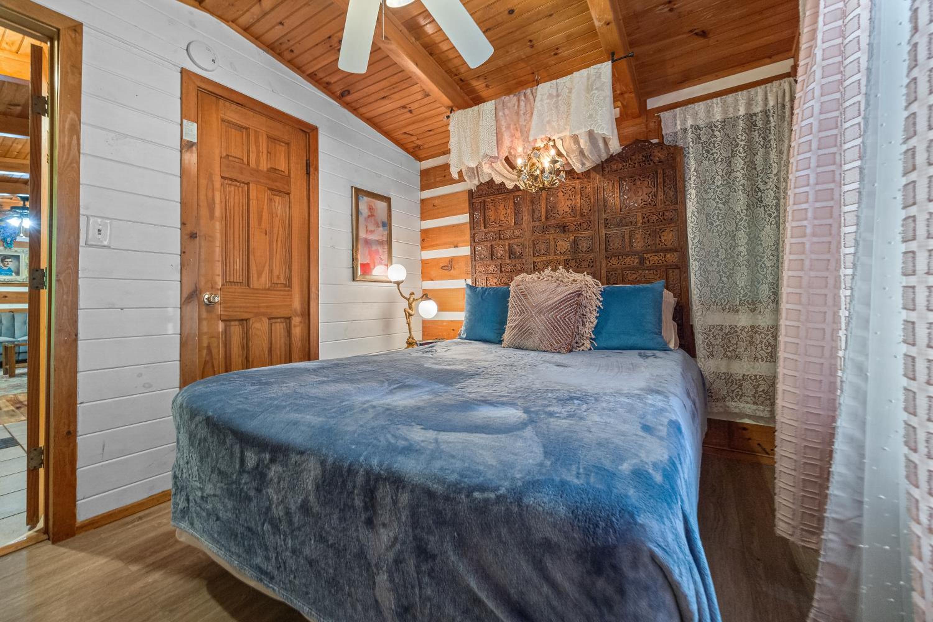 Cozy artsy cabin between Pigeon Forge & Gatlinburg w hot tub view 2