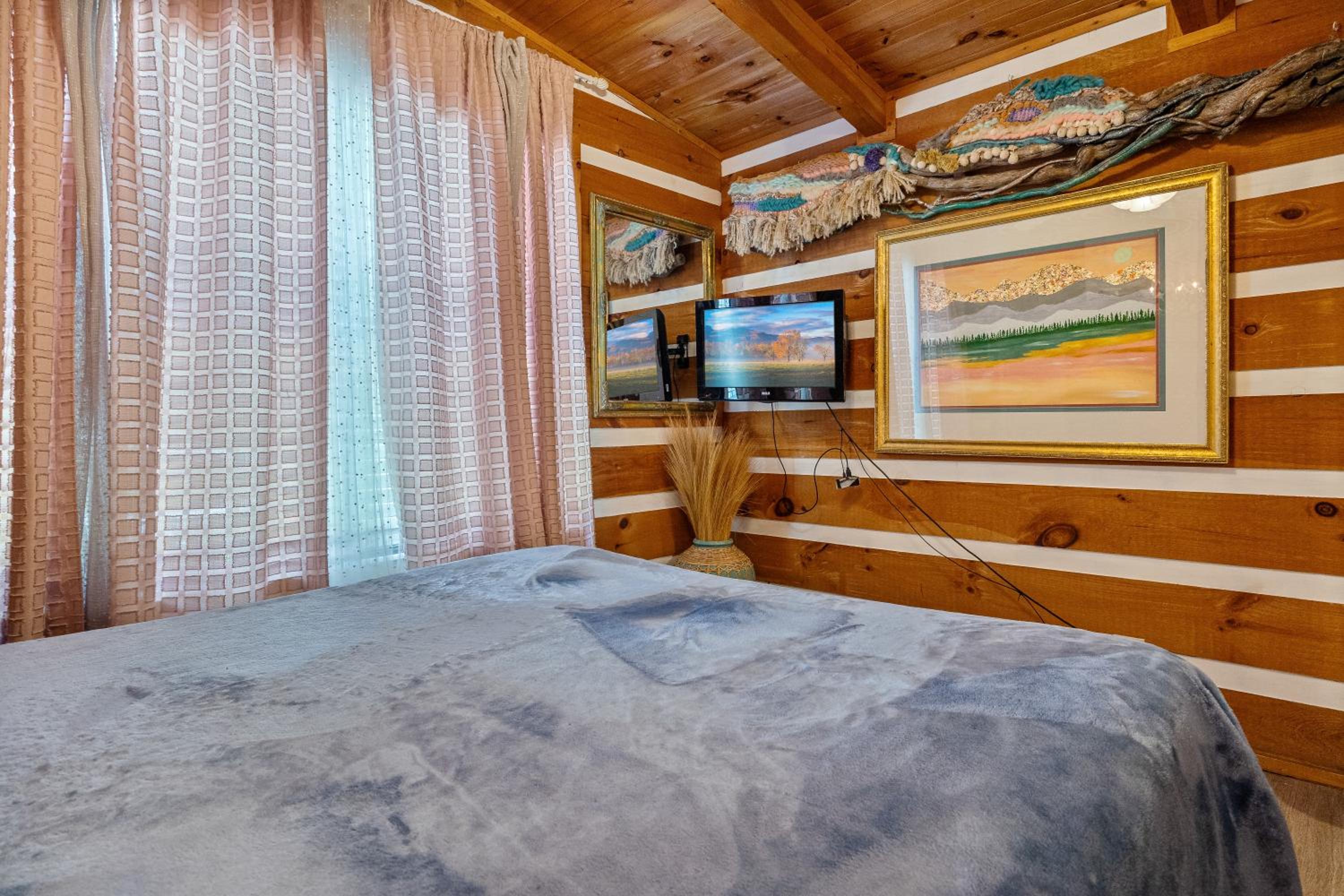 Cozy artsy cabin between Pigeon Forge & Gatlinburg w hot tub view 3