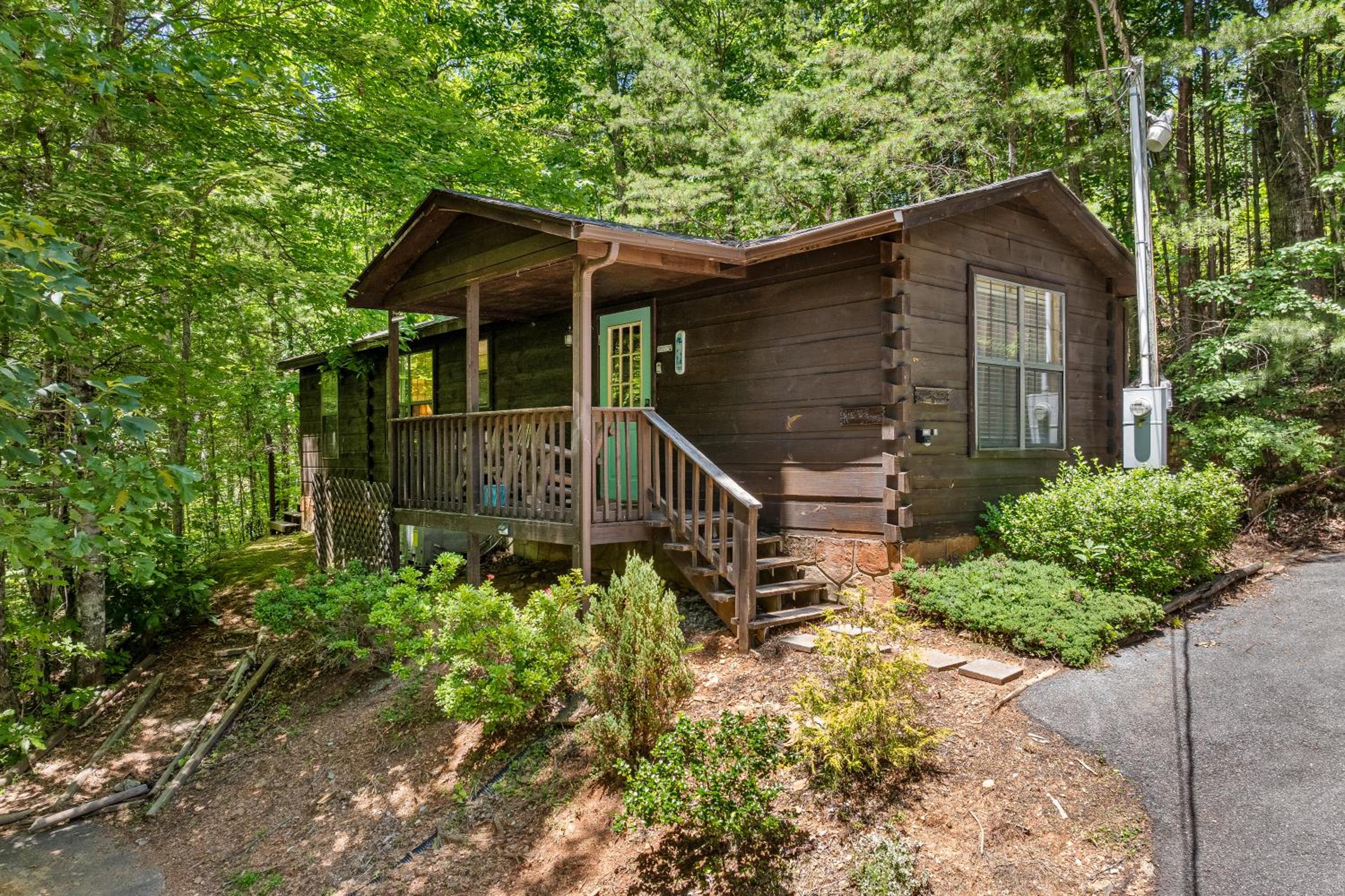 Cozy artsy cabin between Pigeon Forge & Gatlinburg w hot tub view 5