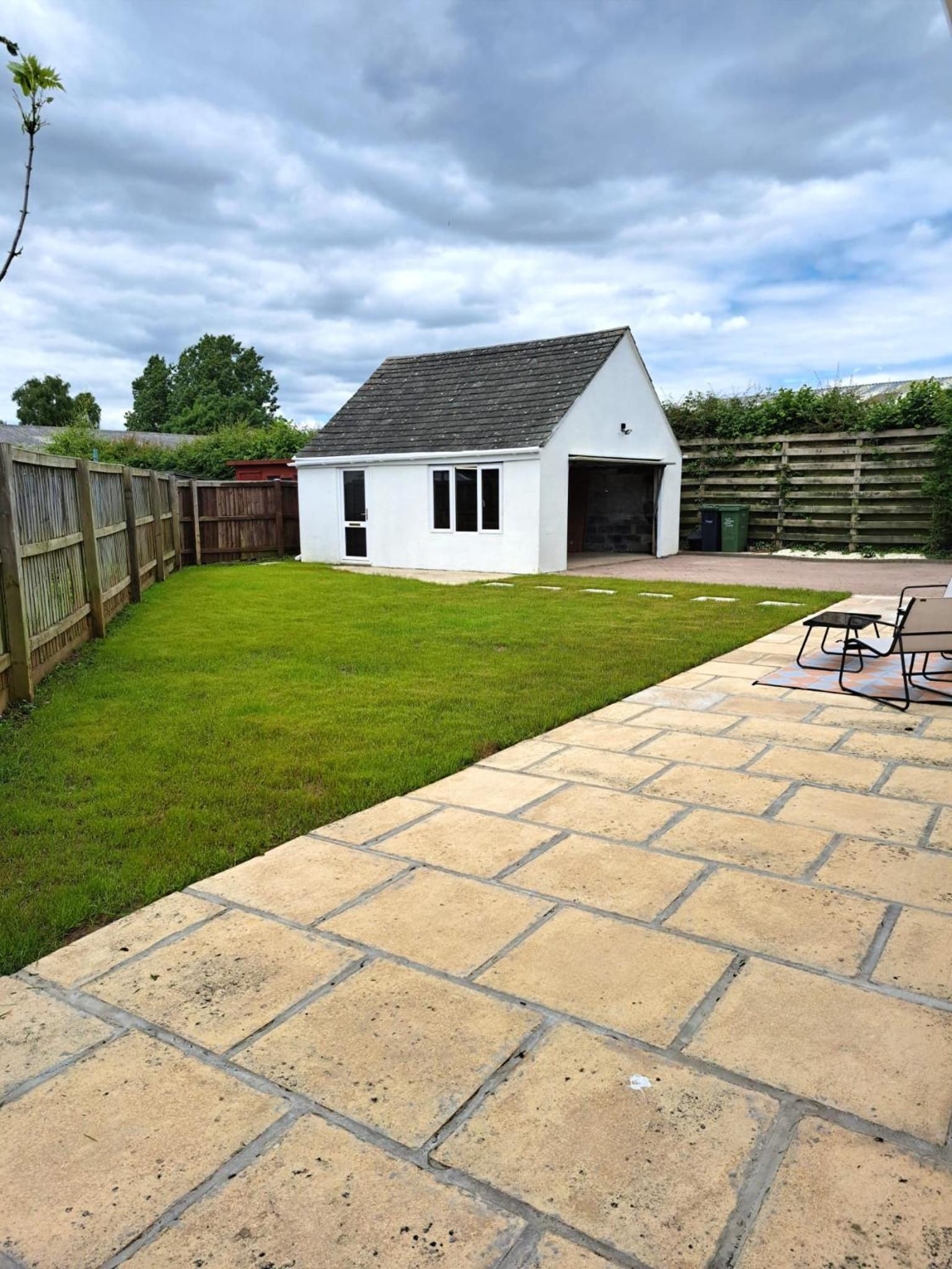 BEAUTIFUL 5 BEDROOM BUNGALOW, SLEEPS 7, in CALNE view 4