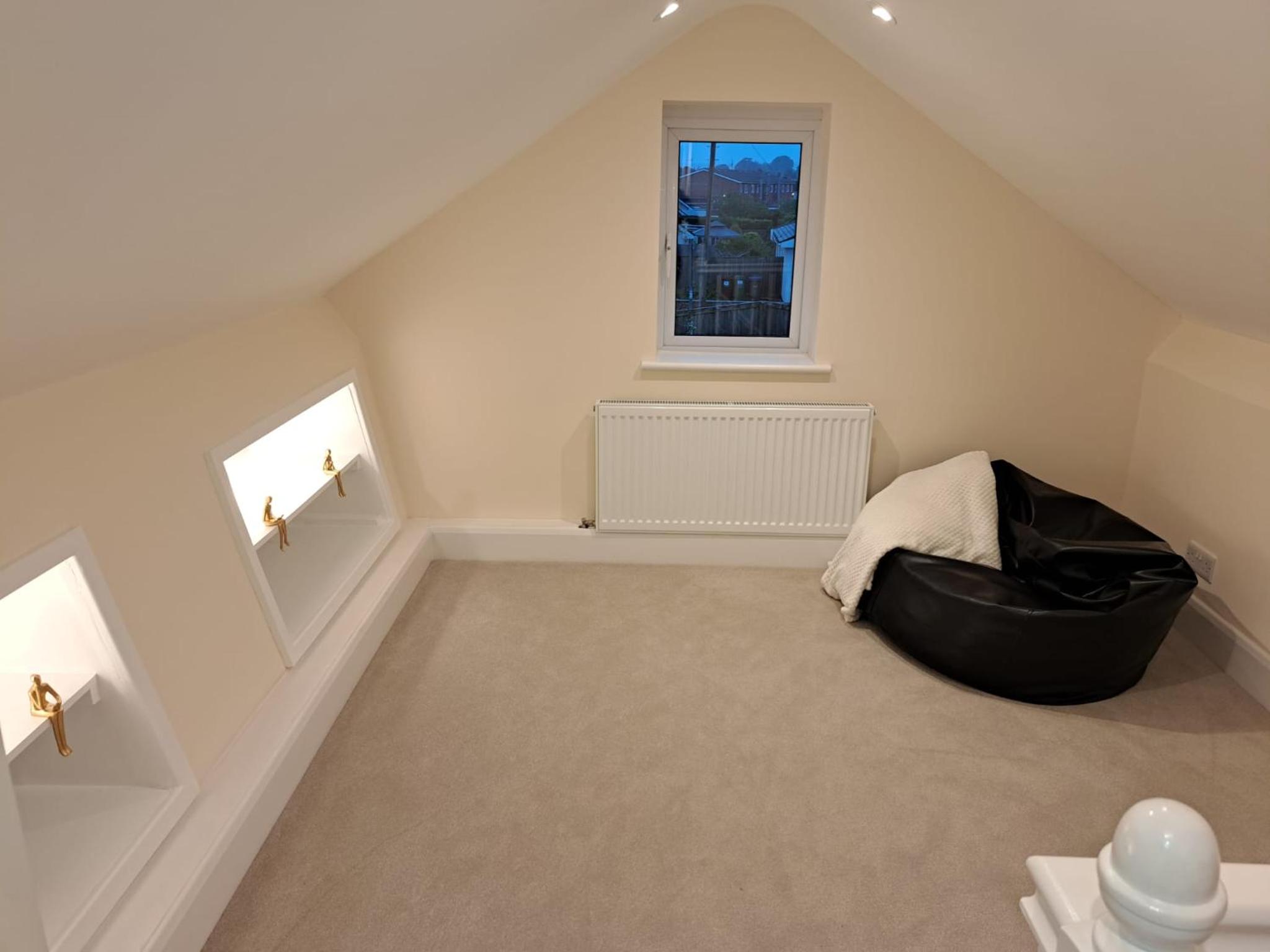 BEAUTIFUL 5 BEDROOM BUNGALOW, SLEEPS 7, in CALNE view 5