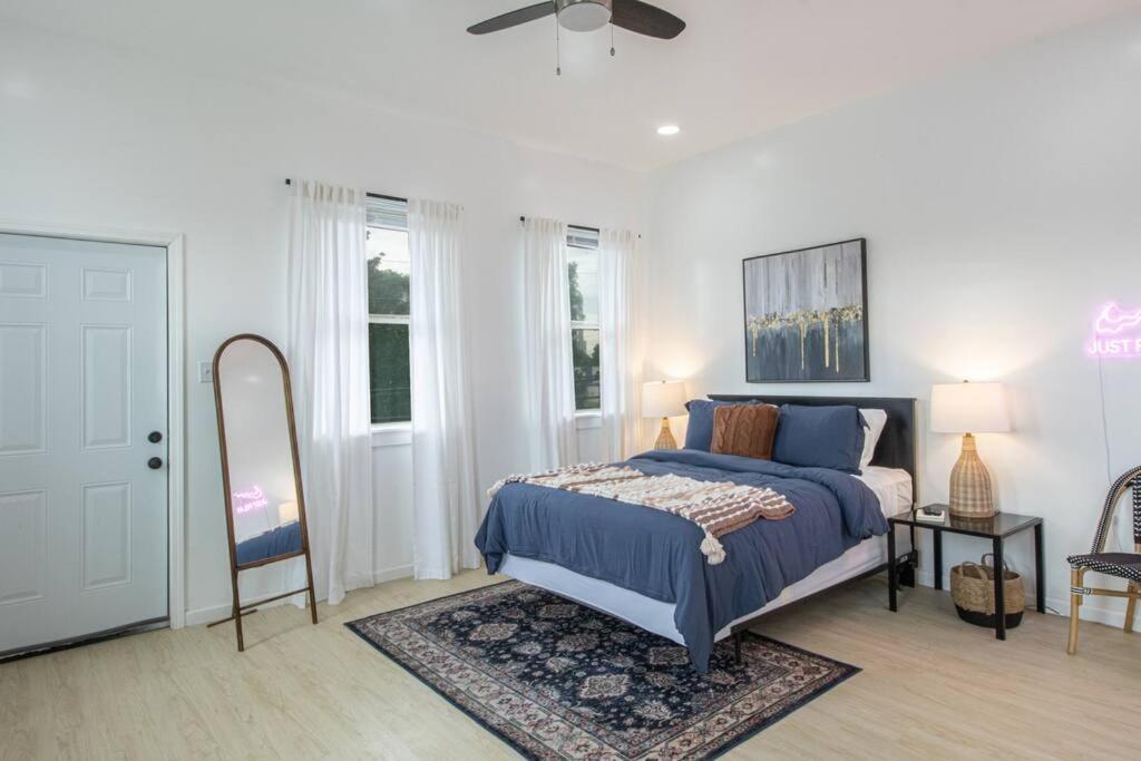 New Orleans Vacations - Vibrant Gray Downtown Loft - Property Image 32