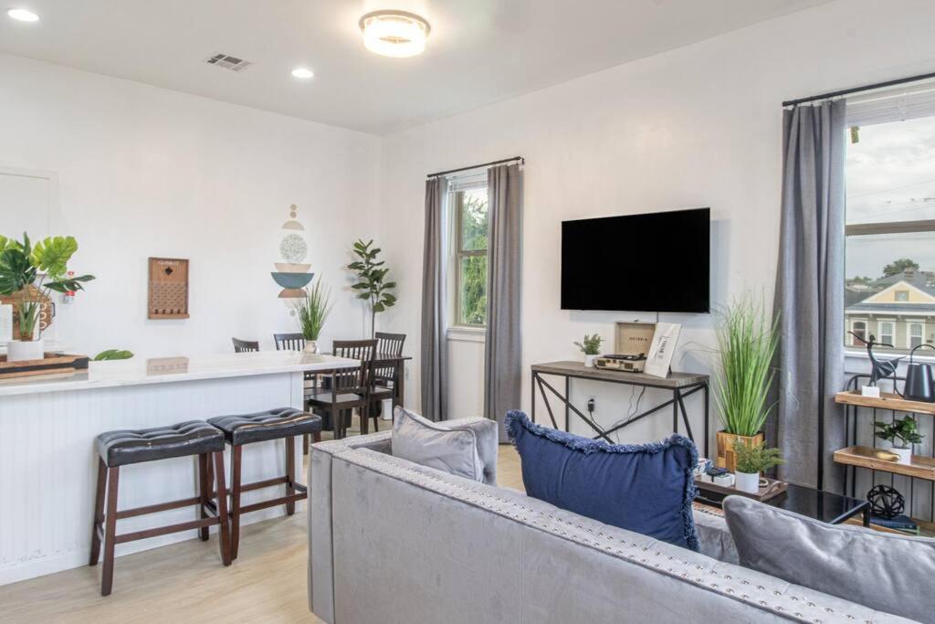 New Orleans Vacations - Vibrant Gray Downtown Loft - Property Image 26