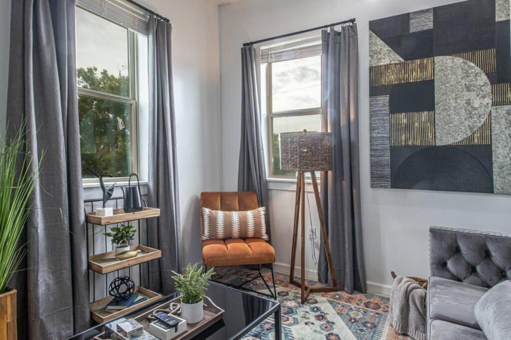 New Orleans Vacations - Vibrant Gray Downtown Loft - Property Image 21