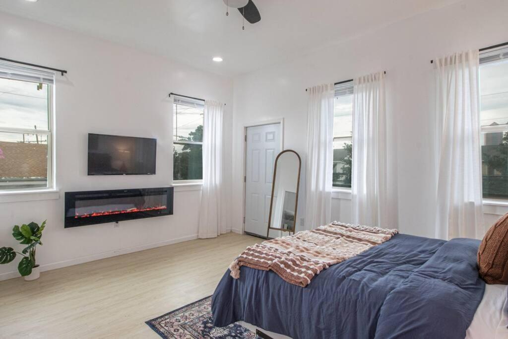 New Orleans Vacations - Vibrant Gray Downtown Loft - Property Image 19