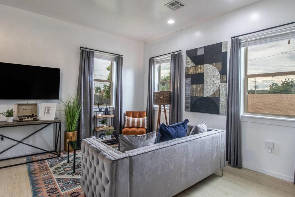 New Orleans Vacations - Vibrant Gray Downtown Loft - Property Image 2