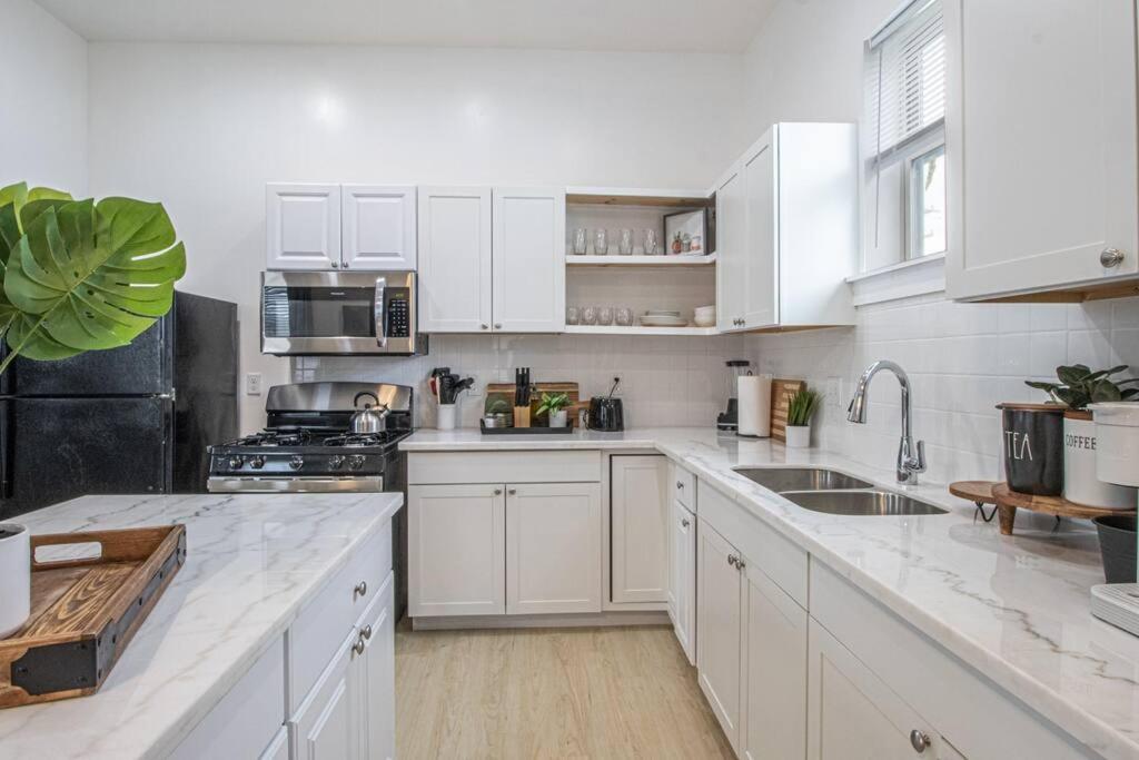 New Orleans Vacations - Vibrant Gray Downtown Loft - Property Image 16