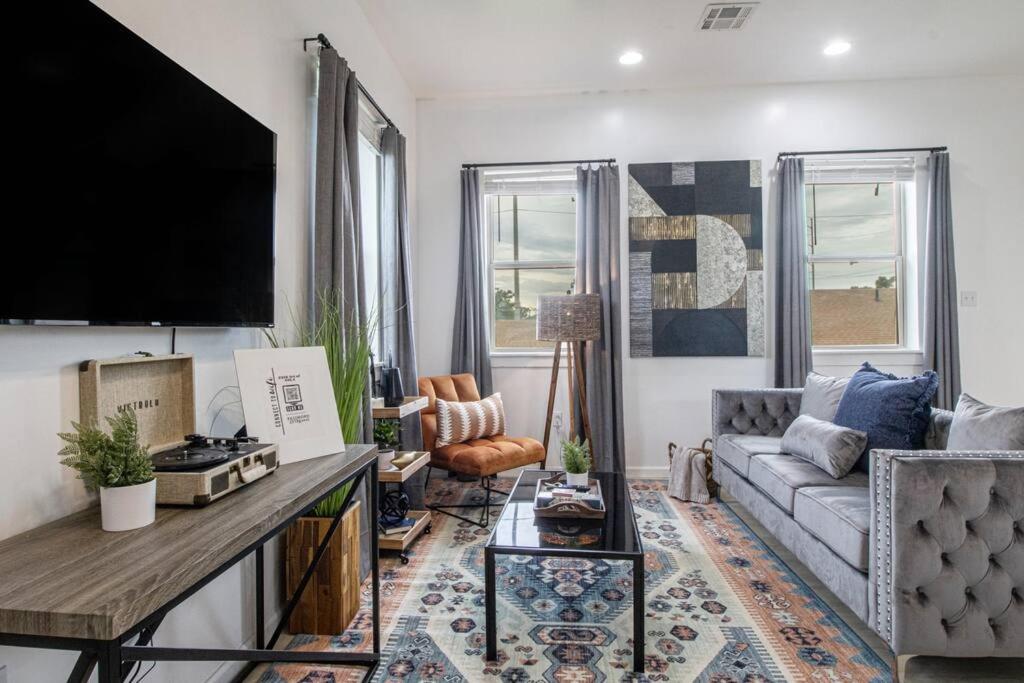 New Orleans Vacations - Vibrant Gray Downtown Loft - Property Image 13