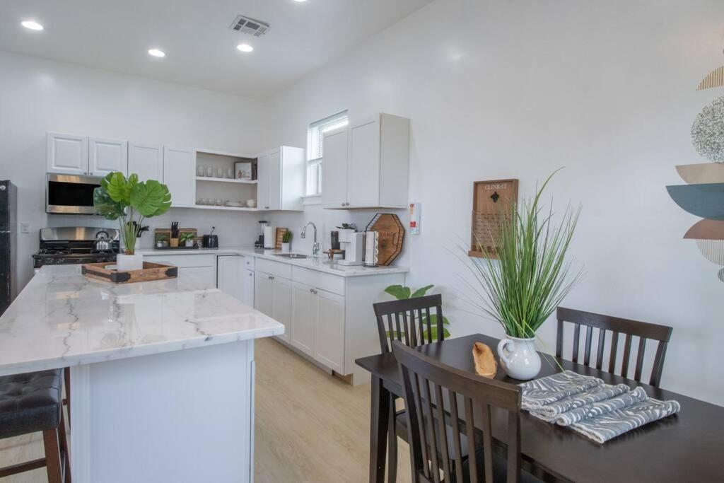 New Orleans Vacations - Vibrant Gray Downtown Loft - Property Image 11
