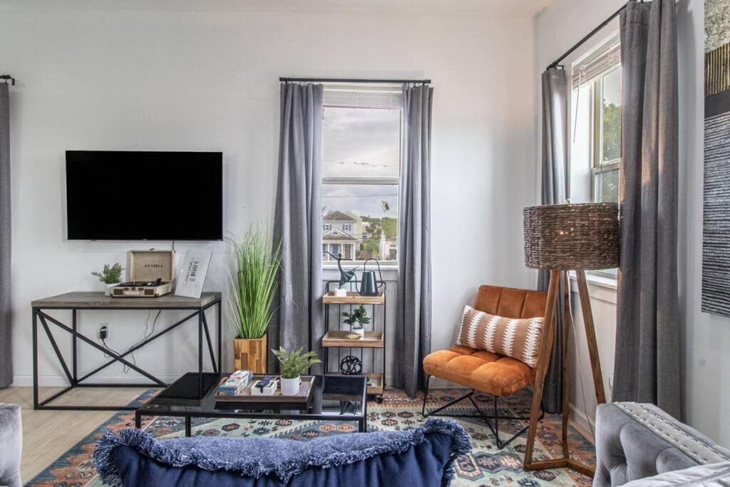 New Orleans Vacations - Vibrant Gray Downtown Loft - Property Image 9