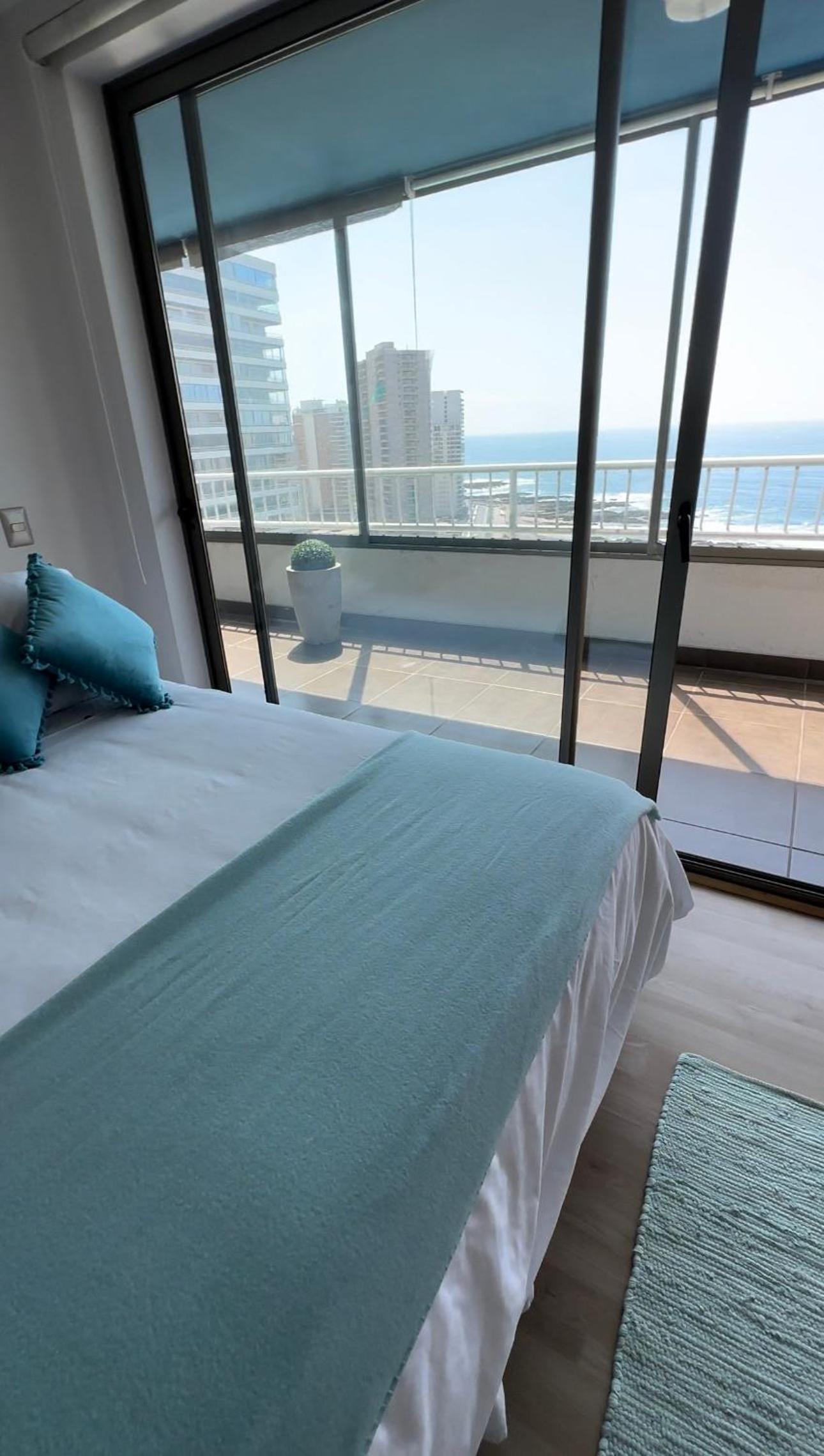 Frente a la Playa, amplio departamento para 10 personas, con 4 dormitorios y 4 baños