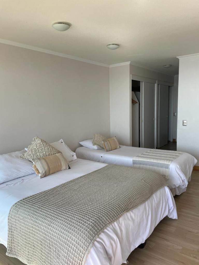 Frente a la Playa, amplio departamento para 10 personas, con 4 dormitorios y 4 baños