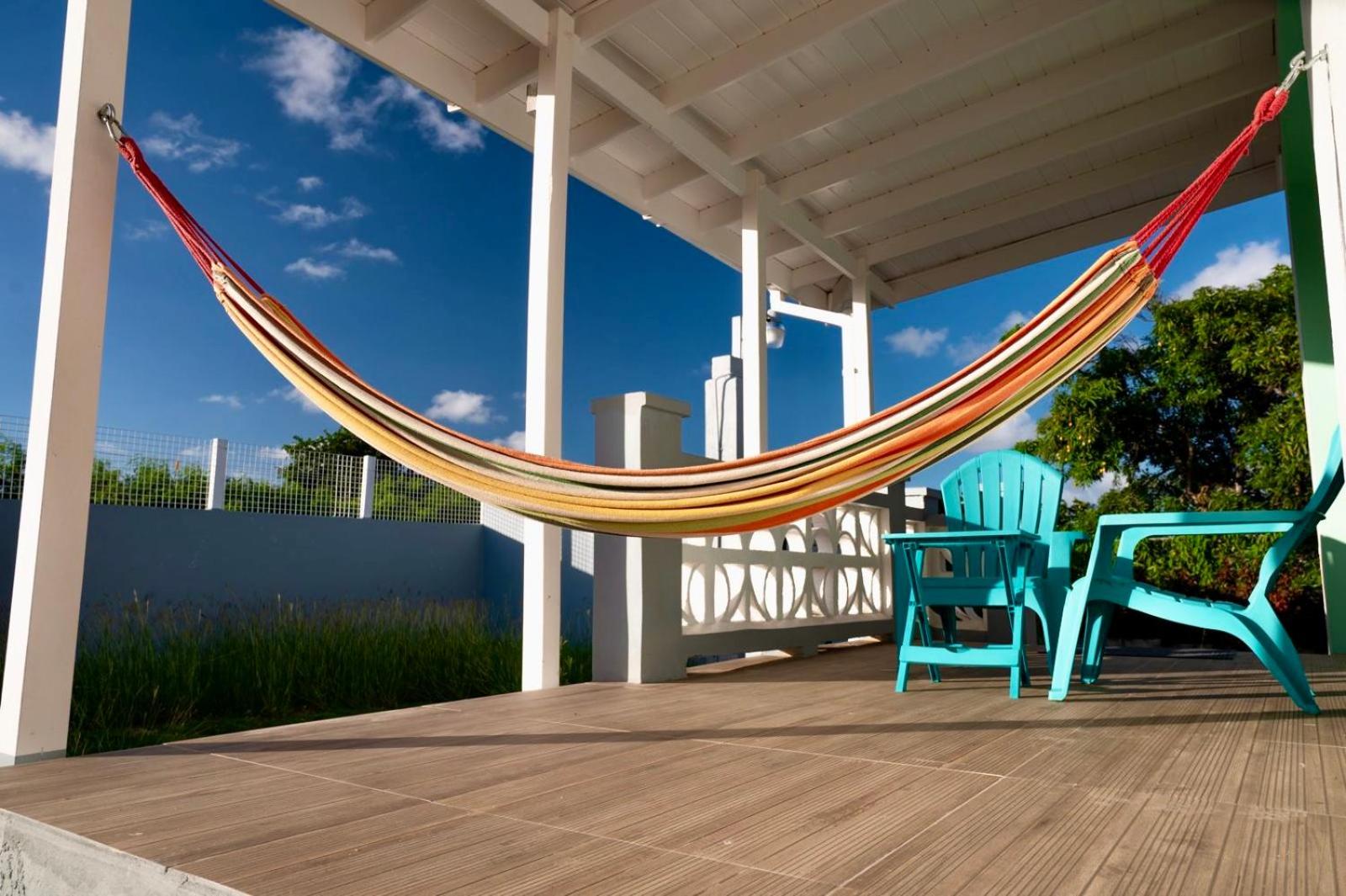 Couples Hideaway, King Bed- 5 Mins to Beach & Oistins- Golden Teal
