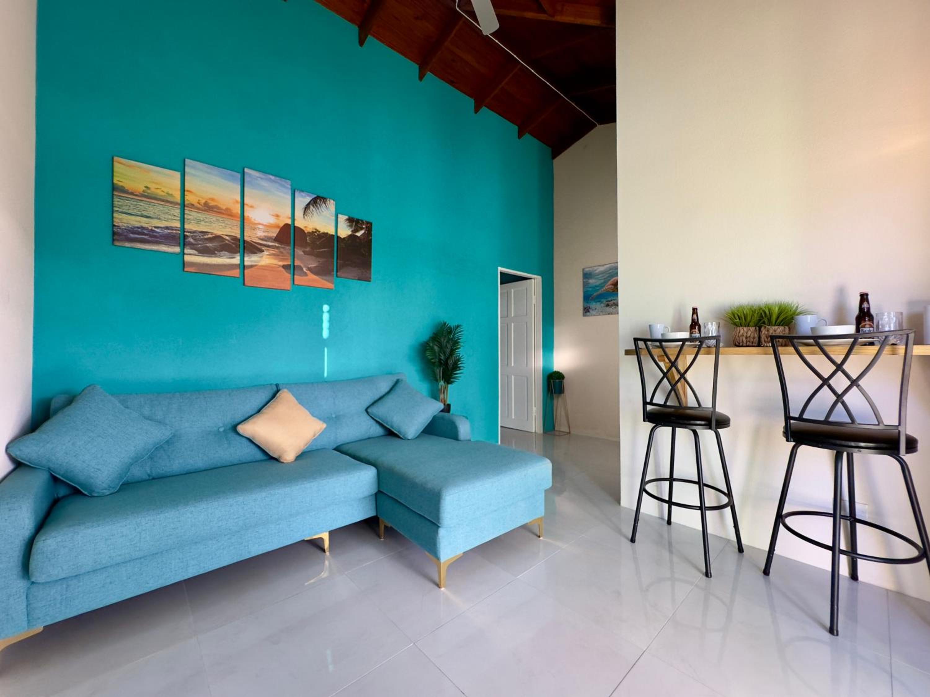 Couples Hideaway, King Bed- 5 Mins to Beach & Oistins- Golden Teal